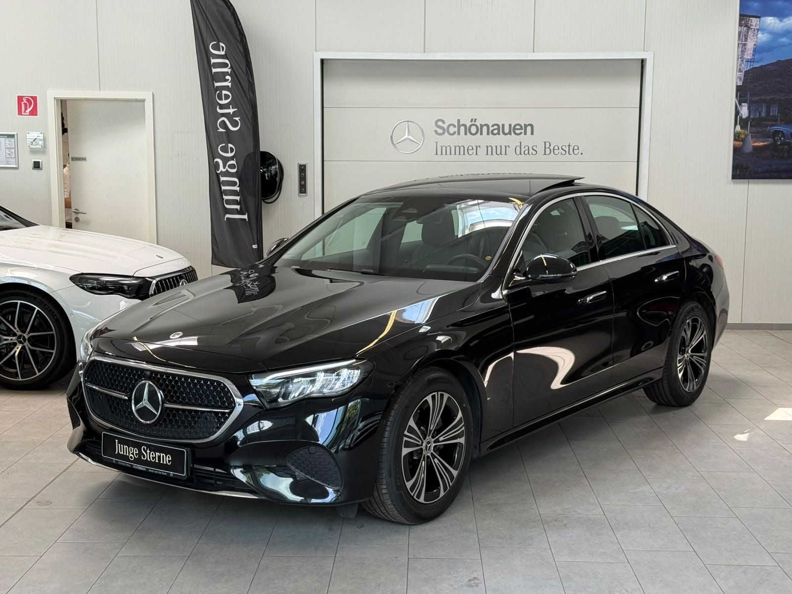 Fahrzeugabbildung Mercedes-Benz E 220 d AVANTGARDE ADV.+18"+PANORAMA+WINTERPAKET