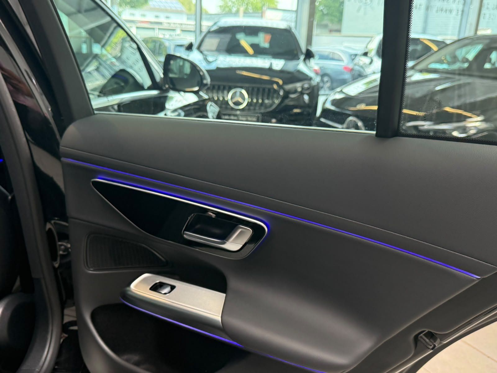 Fahrzeugabbildung Mercedes-Benz E 220 d AVANTGARDE ADV.+18"+PANORAMA+WINTERPAKET