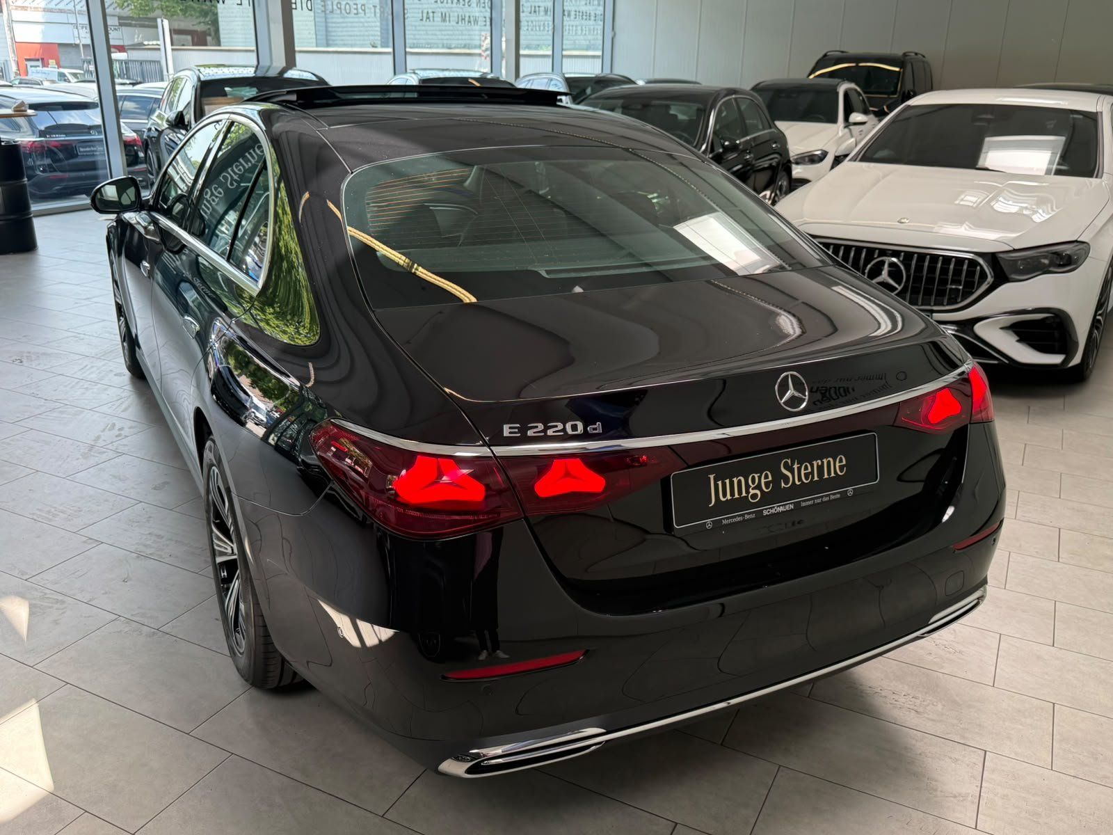 Fahrzeugabbildung Mercedes-Benz E 220 d AVANTGARDE ADV.+18"+PANORAMA+WINTERPAKET