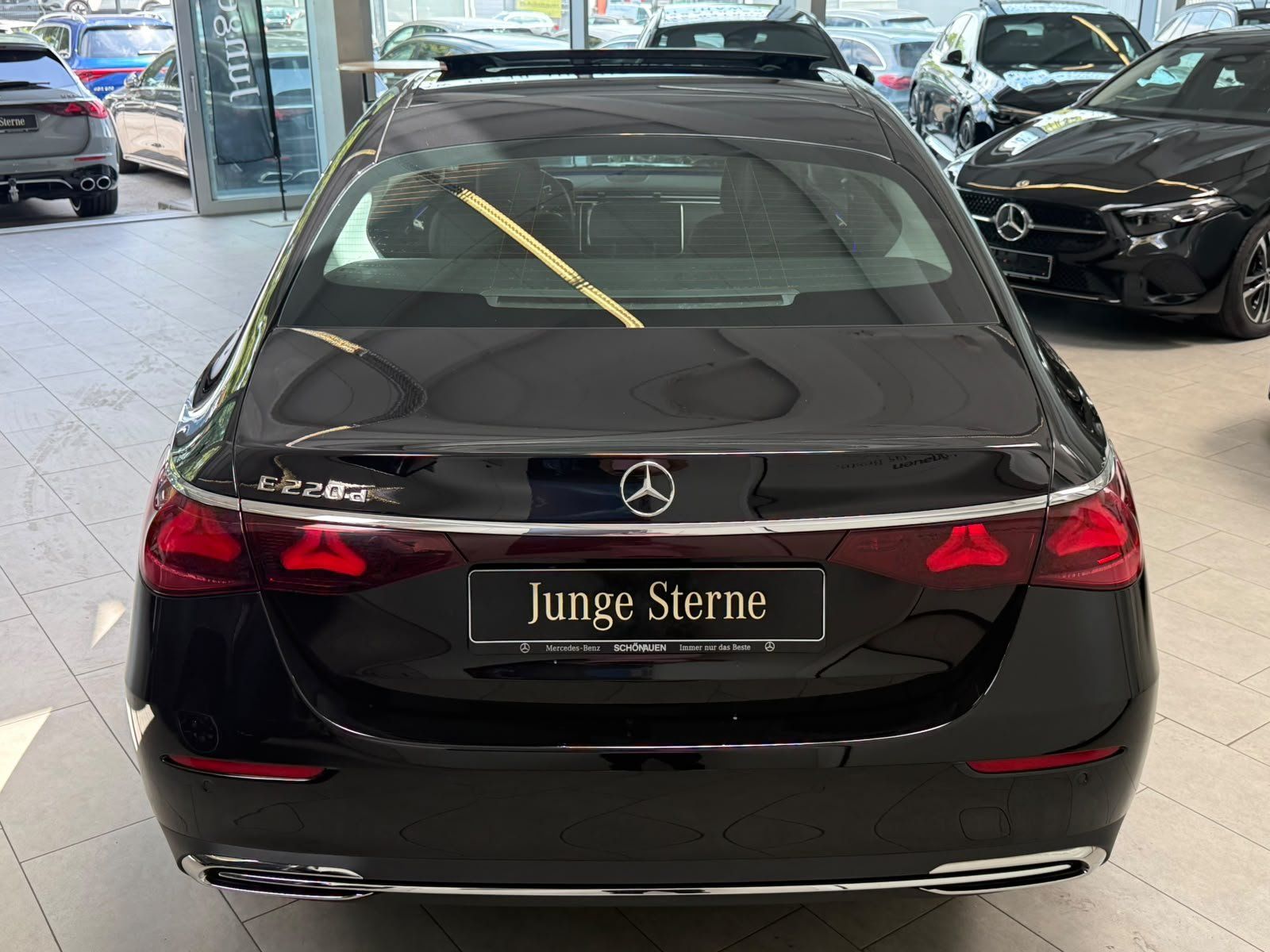 Fahrzeugabbildung Mercedes-Benz E 220 d AVANTGARDE ADV.+18"+PANORAMA+WINTERPAKET