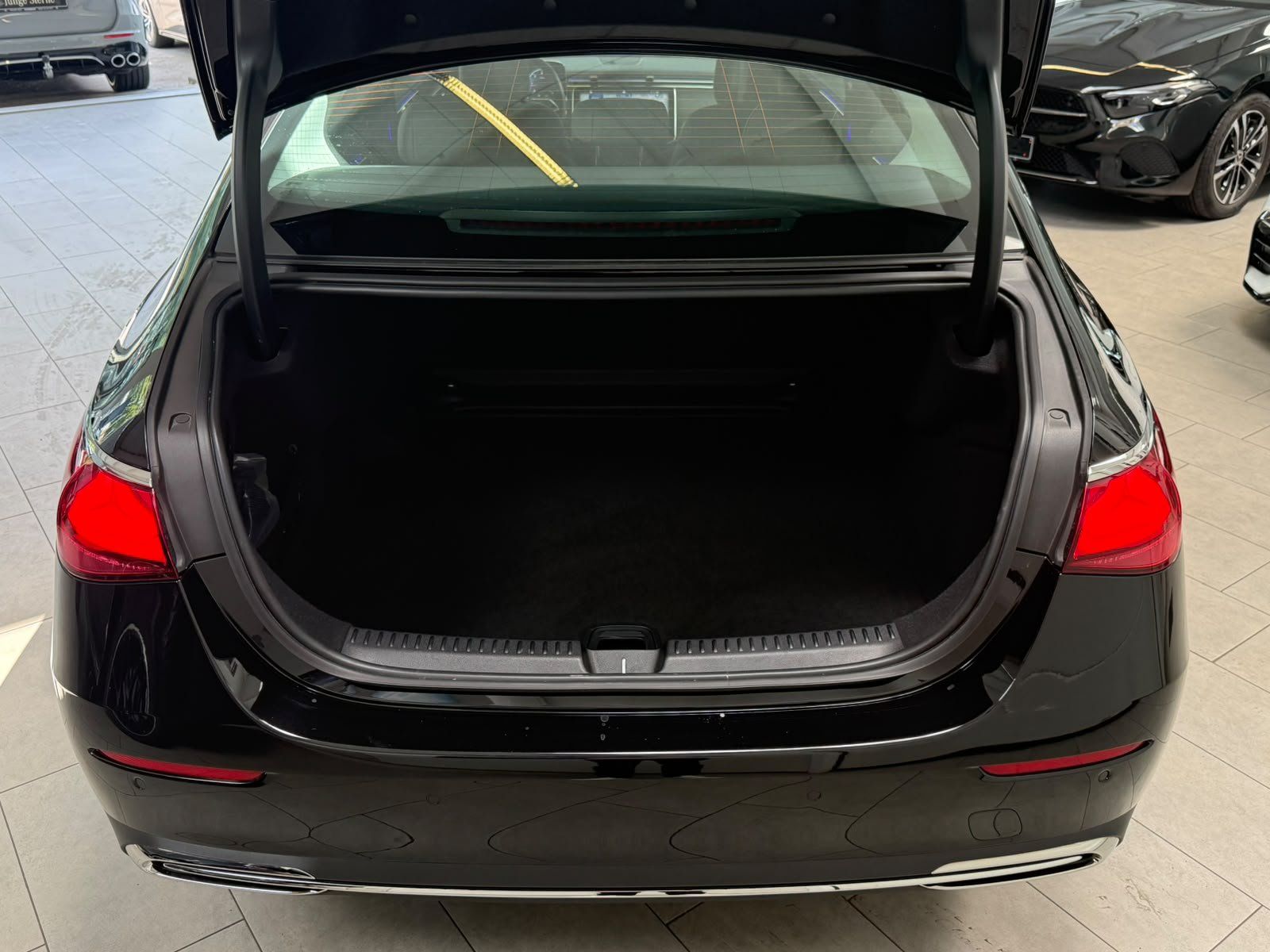 Fahrzeugabbildung Mercedes-Benz E 220 d AVANTGARDE ADV.+18"+PANORAMA+WINTERPAKET