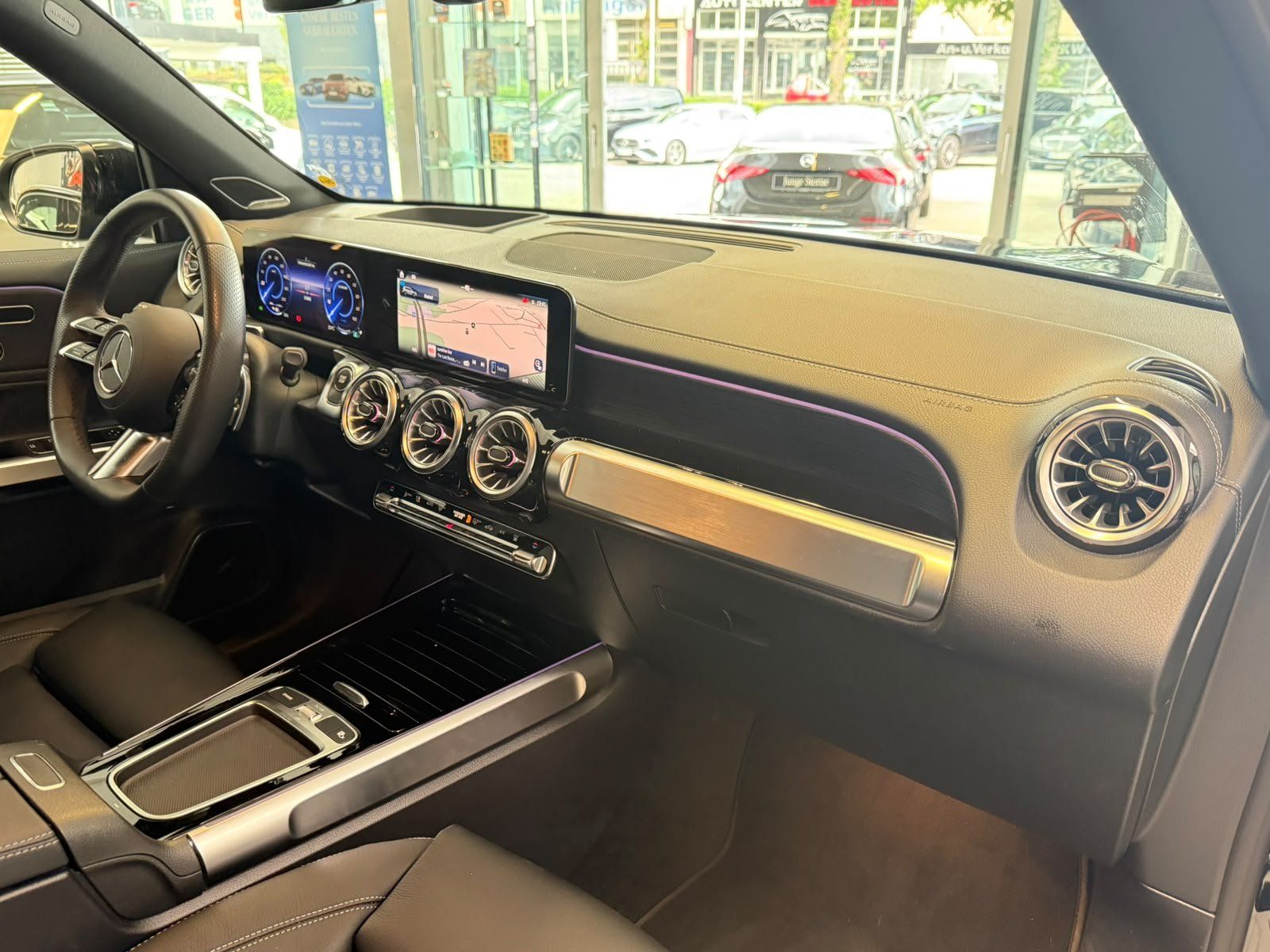 Fahrzeugabbildung Mercedes-Benz EQB 350 4M AMG PREM.+20"+BURMES+LEDER+AHK+SIDEBG