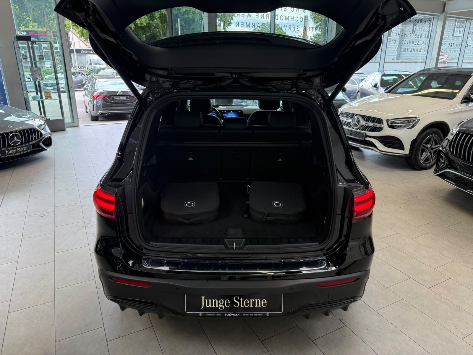 Fahrzeugabbildung Mercedes-Benz EQB 350 4M AMG PREM.+20"+BURMES+LEDER+AHK+SIDEBG