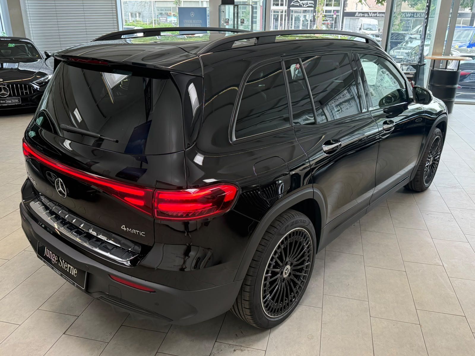 Fahrzeugabbildung Mercedes-Benz EQB 350 4M AMG PREM.+20"+BURMES+LEDER+AHK+SIDEBG