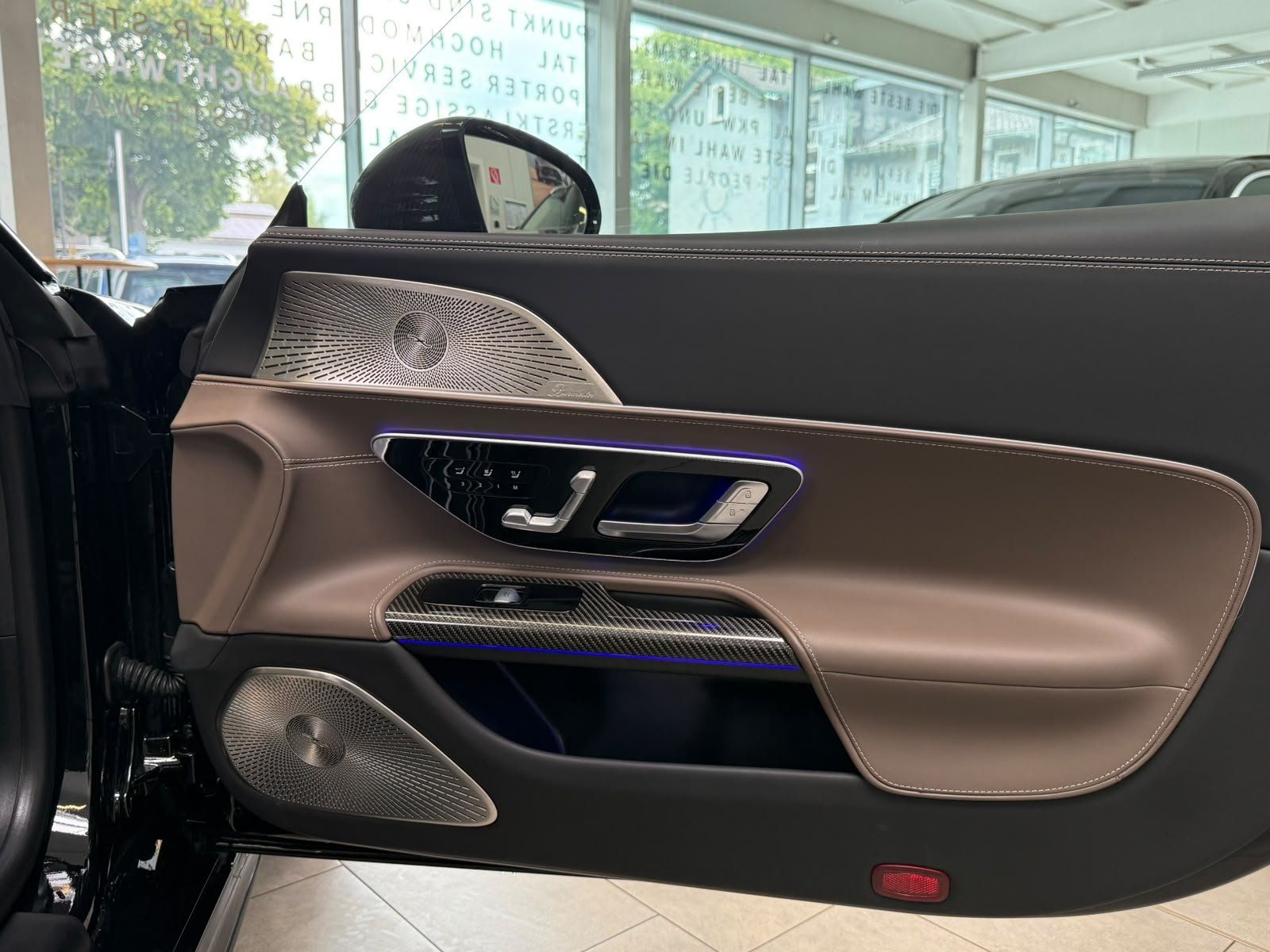 Fahrzeugabbildung Mercedes-Benz SL 63 4M+ CARBON+KERAMIK+LIFT+HUD+PERF.+BURM+HAL