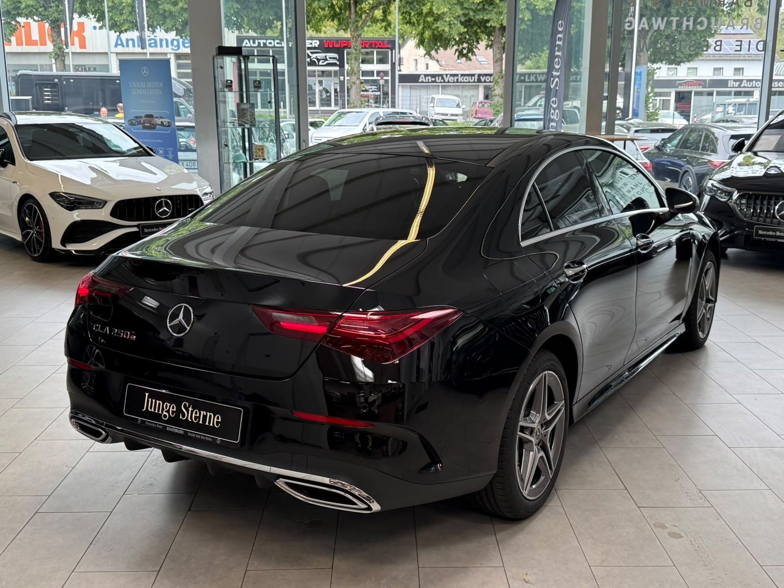 Fahrzeugabbildung Mercedes-Benz CLA 250 e AMG Edition+MBEAM+360°+DISTR+KEYLESS