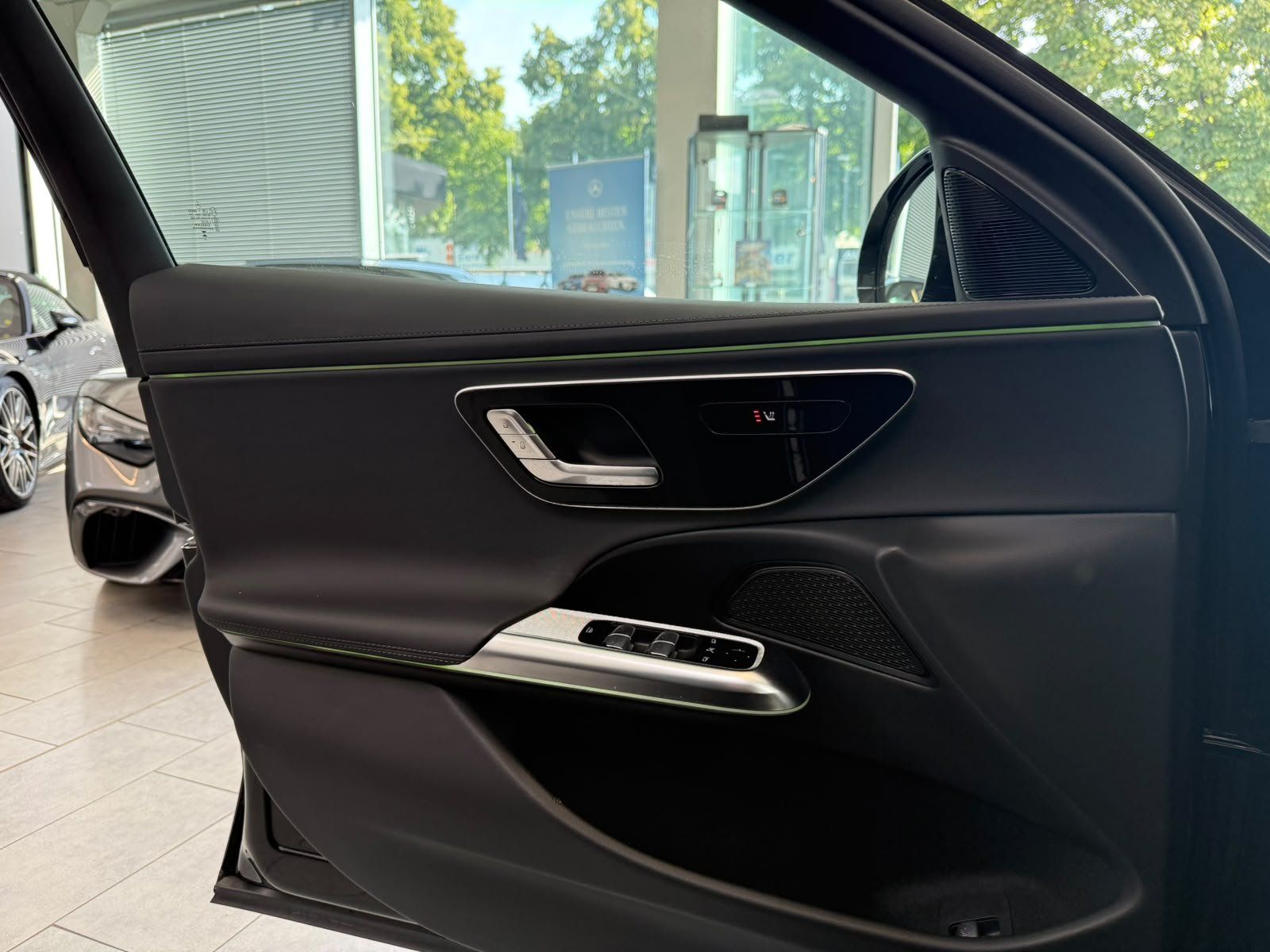 Fahrzeugabbildung Mercedes-Benz E 200 T AMG PANO+NIGHT+AHK+KAMERA+19"+DISTR+TOTW