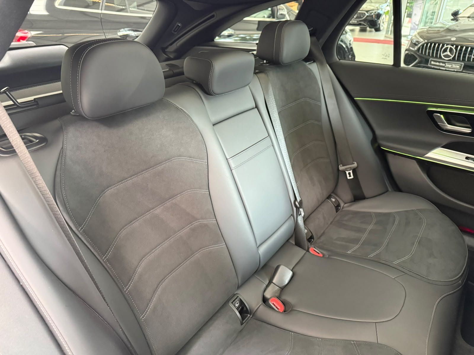 Fahrzeugabbildung Mercedes-Benz E 200 T AMG PANO+NIGHT+AHK+KAMERA+19"+DISTR+TOTW