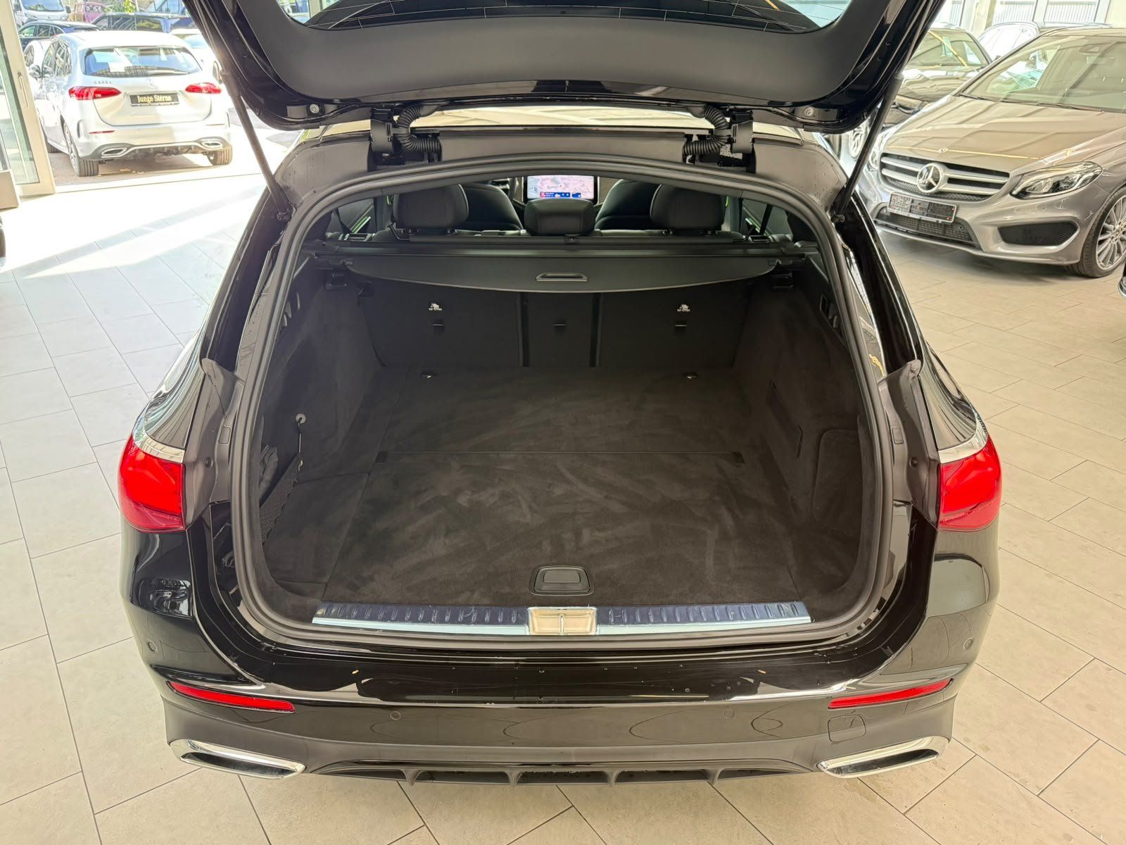 Fahrzeugabbildung Mercedes-Benz E 200 T AMG PANO+NIGHT+AHK+KAMERA+19"+DISTR+TOTW