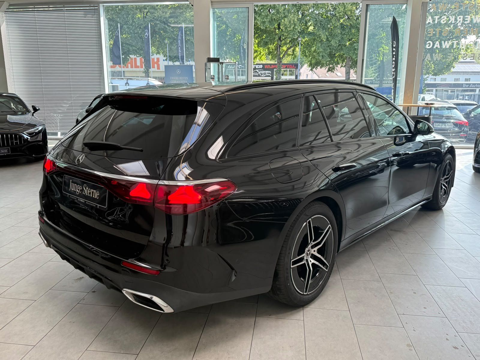 Fahrzeugabbildung Mercedes-Benz E 200 T AMG PANO+NIGHT+AHK+KAMERA+19"+DISTR+TOTW