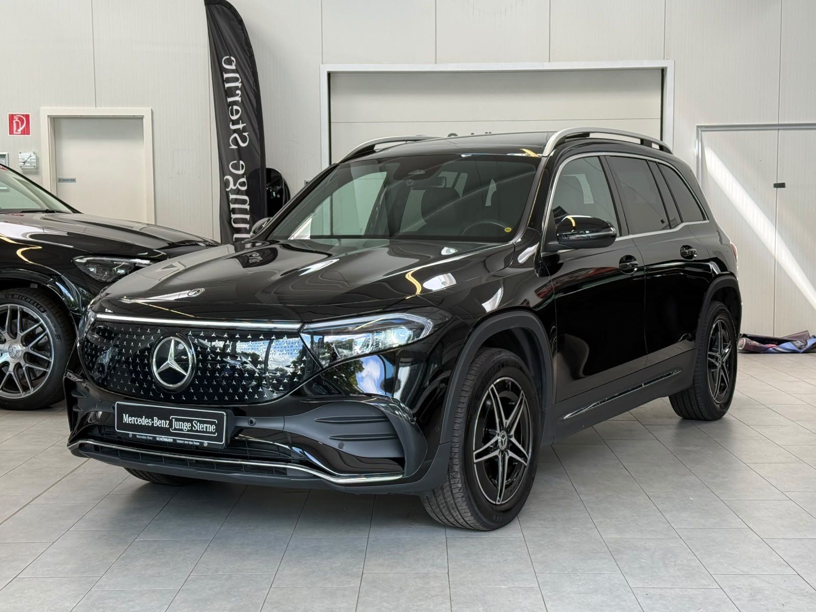 Fahrzeugabbildung Mercedes-Benz EQB 250+ AMG PANO+AHK+MEMORY+SIDEBAGFOND+DISTRON