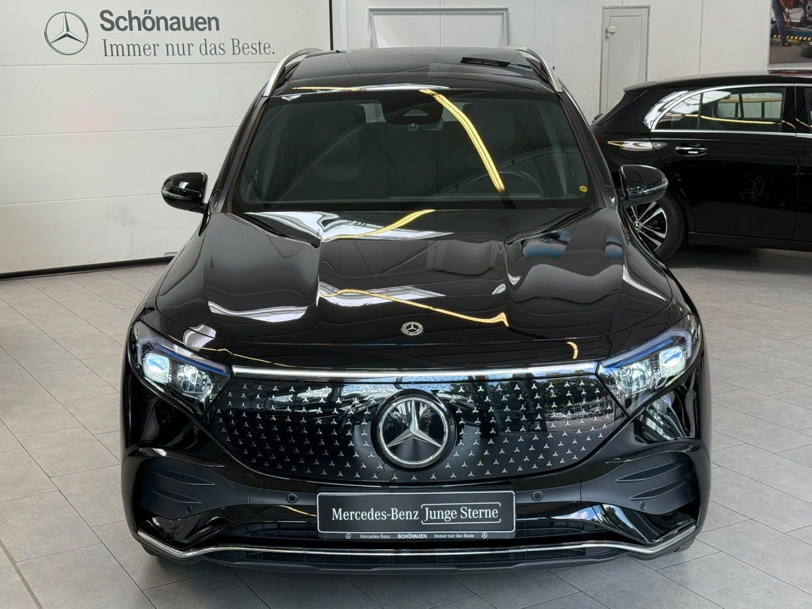 Fahrzeugabbildung Mercedes-Benz EQB 250+ AMG PANO+AHK+MEMORY+SIDEBAGFOND+DISTRON