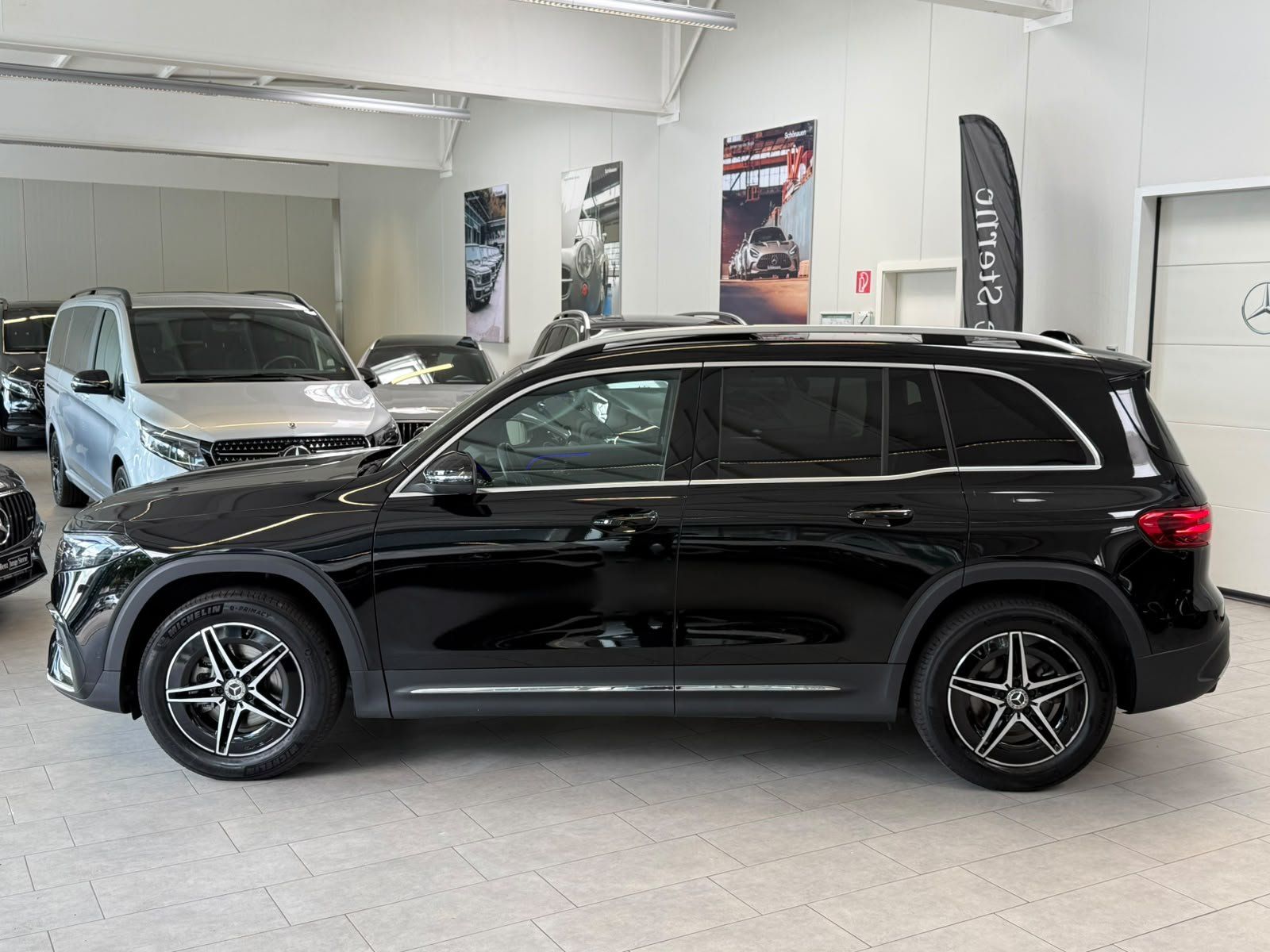 Fahrzeugabbildung Mercedes-Benz EQB 250+ AMG PANO+AHK+MEMORY+SIDEBAGFOND+DISTRON