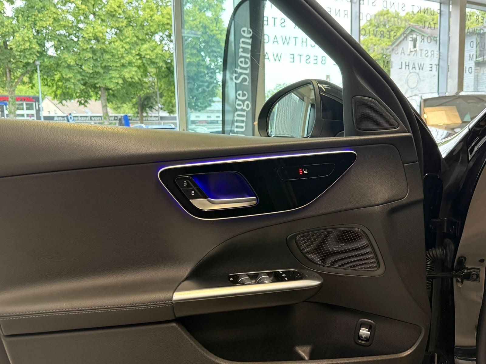 Fahrzeugabbildung Mercedes-Benz C 300 T AVANTGARDE ADV. TEMPOMAT+PANO+KEYLESS