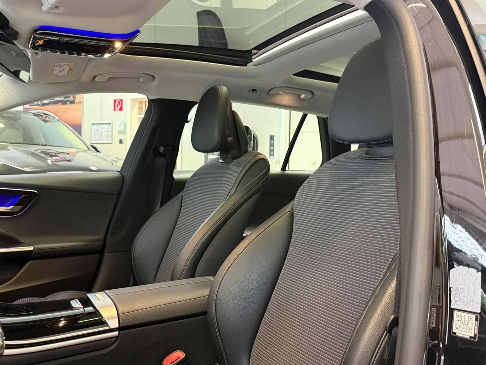 Fahrzeugabbildung Mercedes-Benz C 300 T AVANTGARDE ADV. TEMPOMAT+PANO+KEYLESS