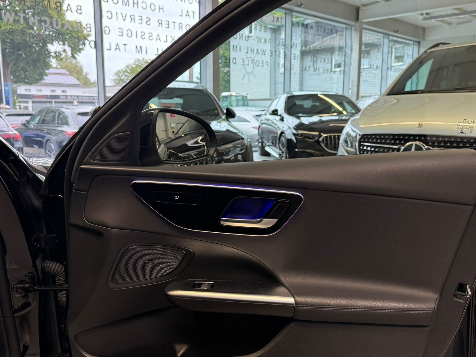 Fahrzeugabbildung Mercedes-Benz C 300 T AVANTGARDE ADV. TEMPOMAT+PANO+KEYLESS