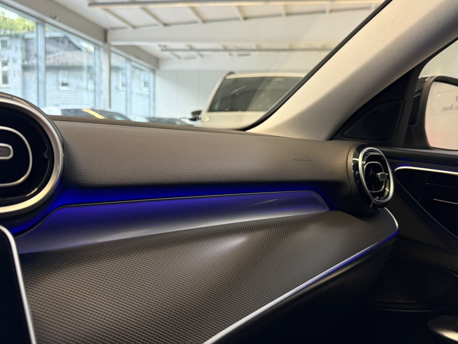 Fahrzeugabbildung Mercedes-Benz C 300 T AVANTGARDE ADV. TEMPOMAT+PANO+KEYLESS