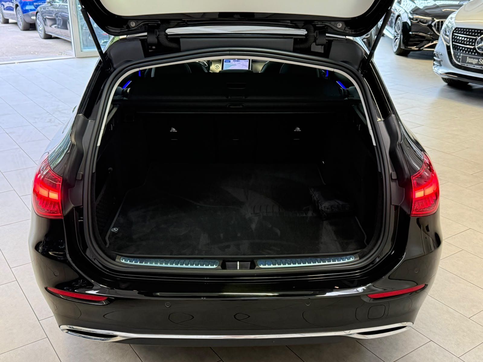Fahrzeugabbildung Mercedes-Benz C 300 T AVANTGARDE ADV. TEMPOMAT+PANO+KEYLESS
