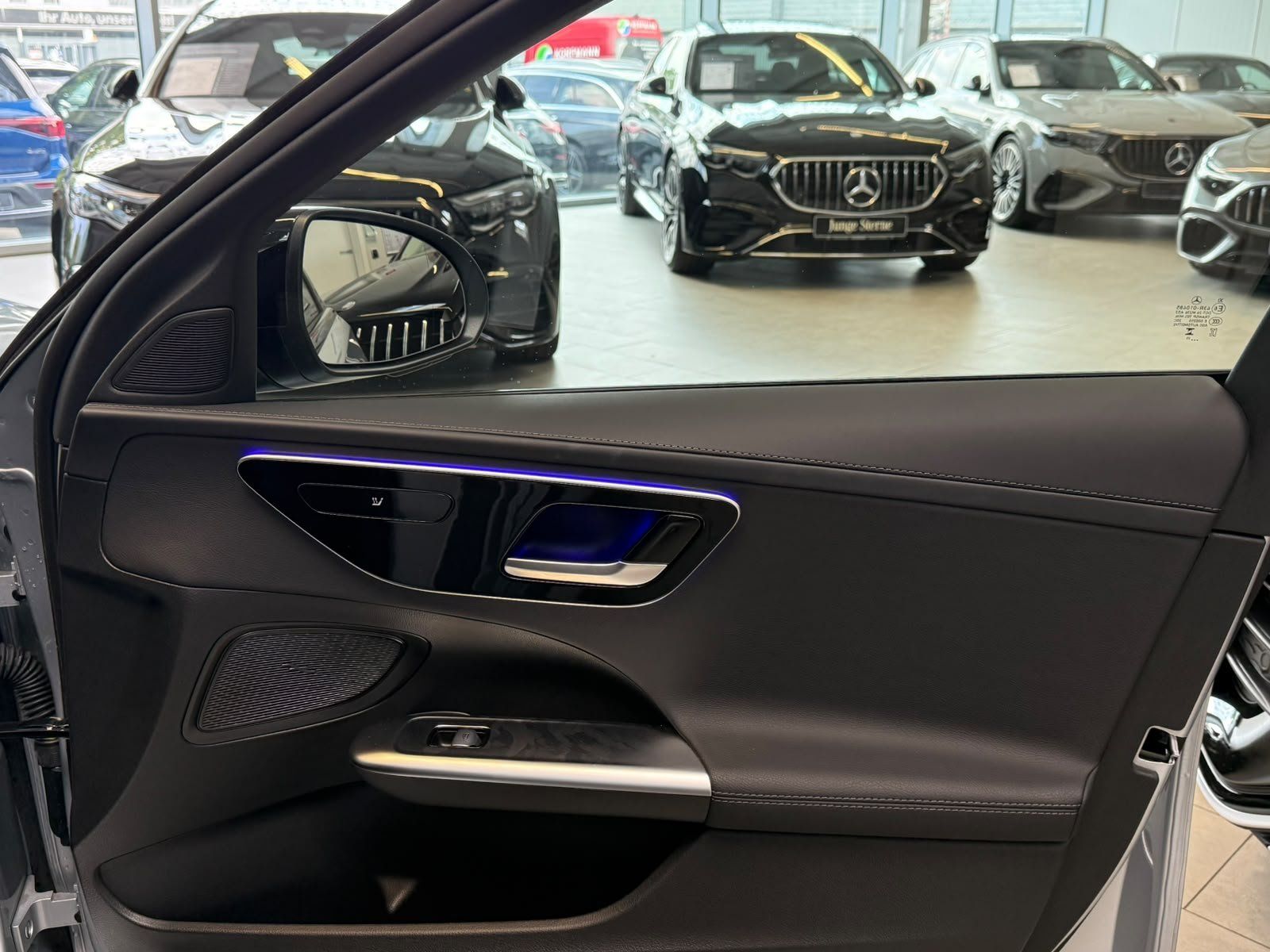 Fahrzeugabbildung Mercedes-Benz C 180 T AMG STDHZ+AHK+NIGHT+TOTWINK+WINTERPAKET