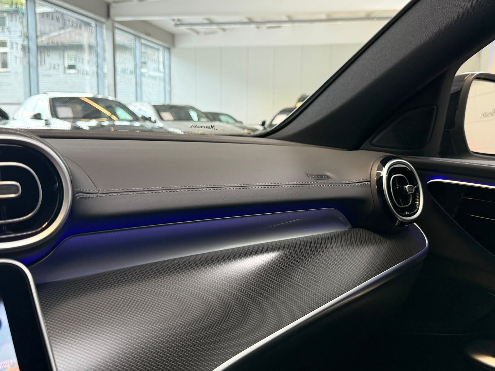 Fahrzeugabbildung Mercedes-Benz C 180 T AMG STDHZ+AHK+NIGHT+TOTWINK+WINTERPAKET