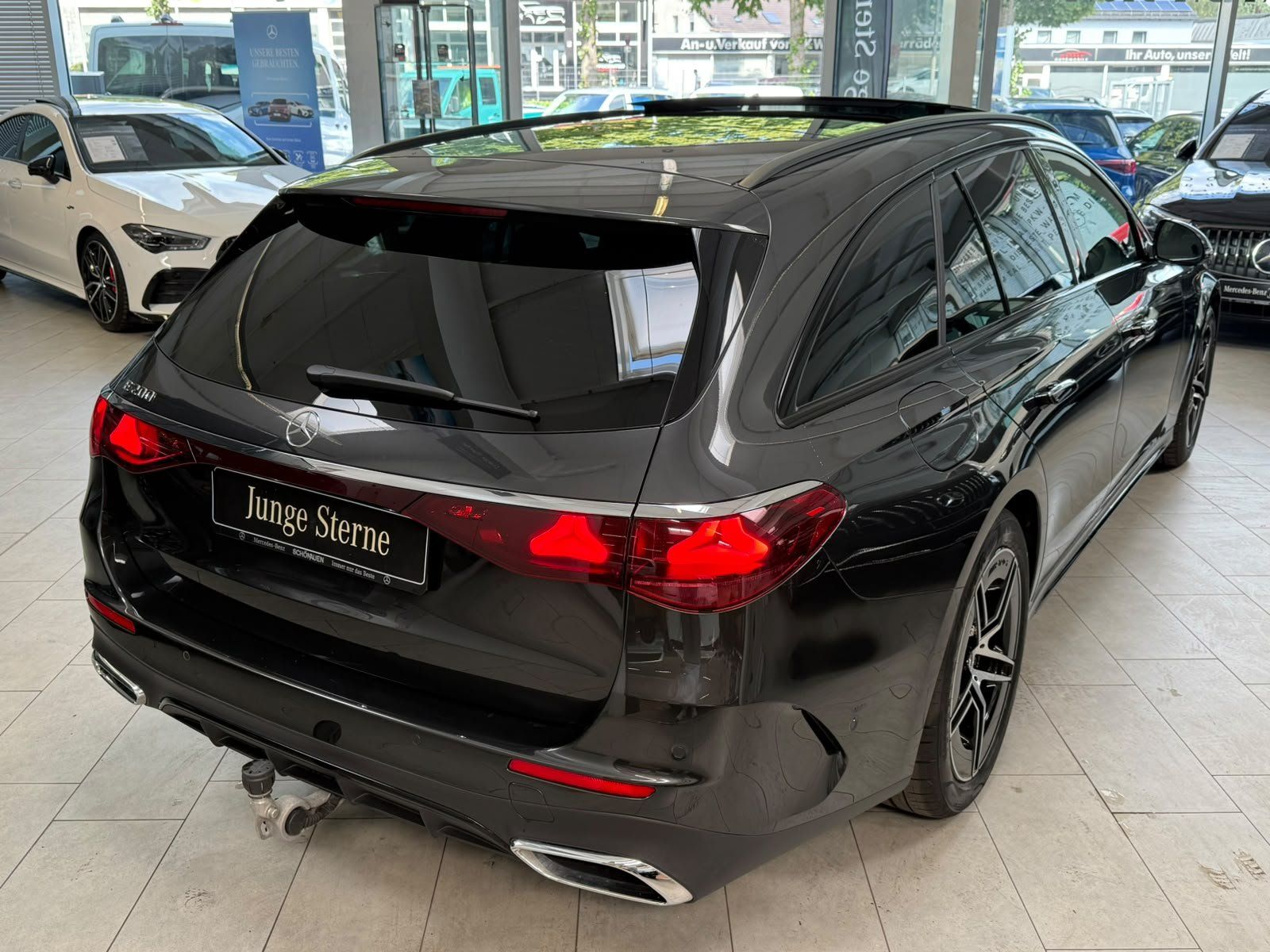 Fahrzeugabbildung Mercedes-Benz E 200 T AMG ADVANCED PANO+AHK+NIGHT+GRAPHIT+19"