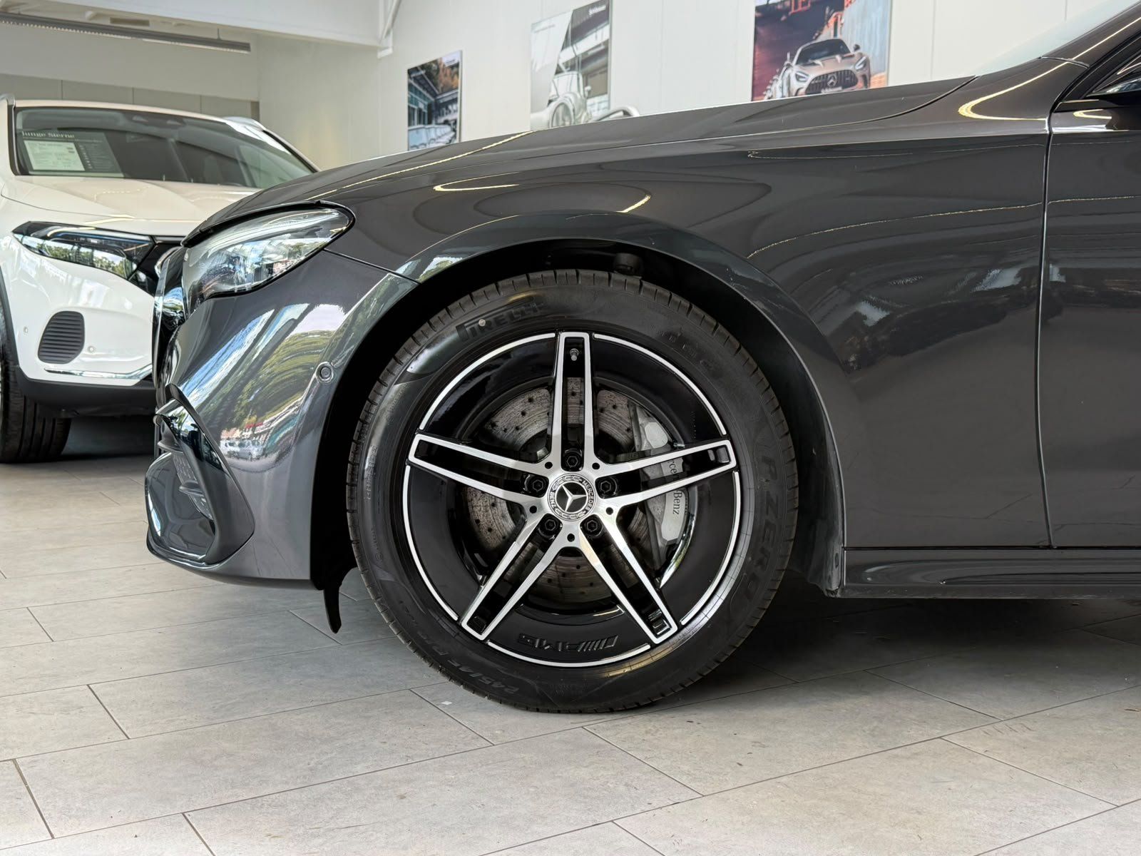 Fahrzeugabbildung Mercedes-Benz E 200 T AMG ADVANCED PANO+AHK+NIGHT+GRAPHIT+19"