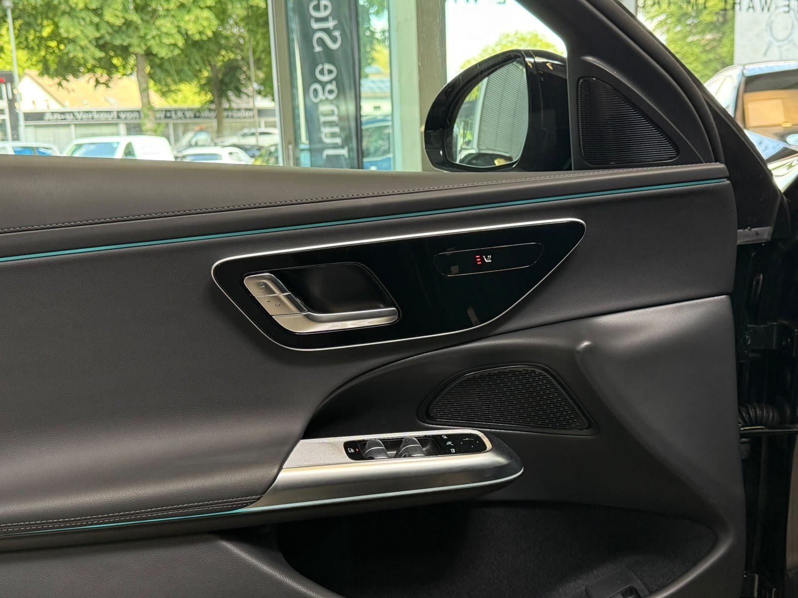 Fahrzeugabbildung Mercedes-Benz E 200 T AMG ADVANCED PANO+AHK+NIGHT+GRAPHIT+19"