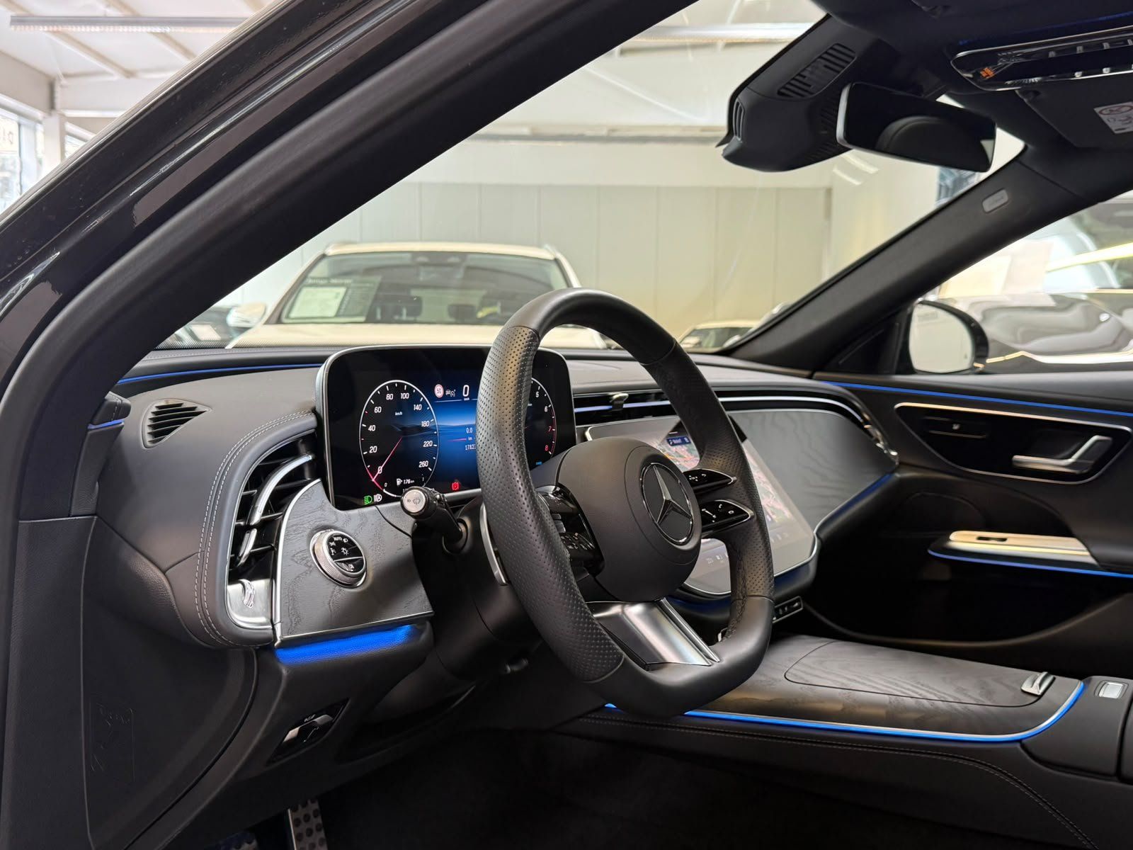Fahrzeugabbildung Mercedes-Benz E 200 T AMG ADVANCED PANO+AHK+NIGHT+GRAPHIT+19"