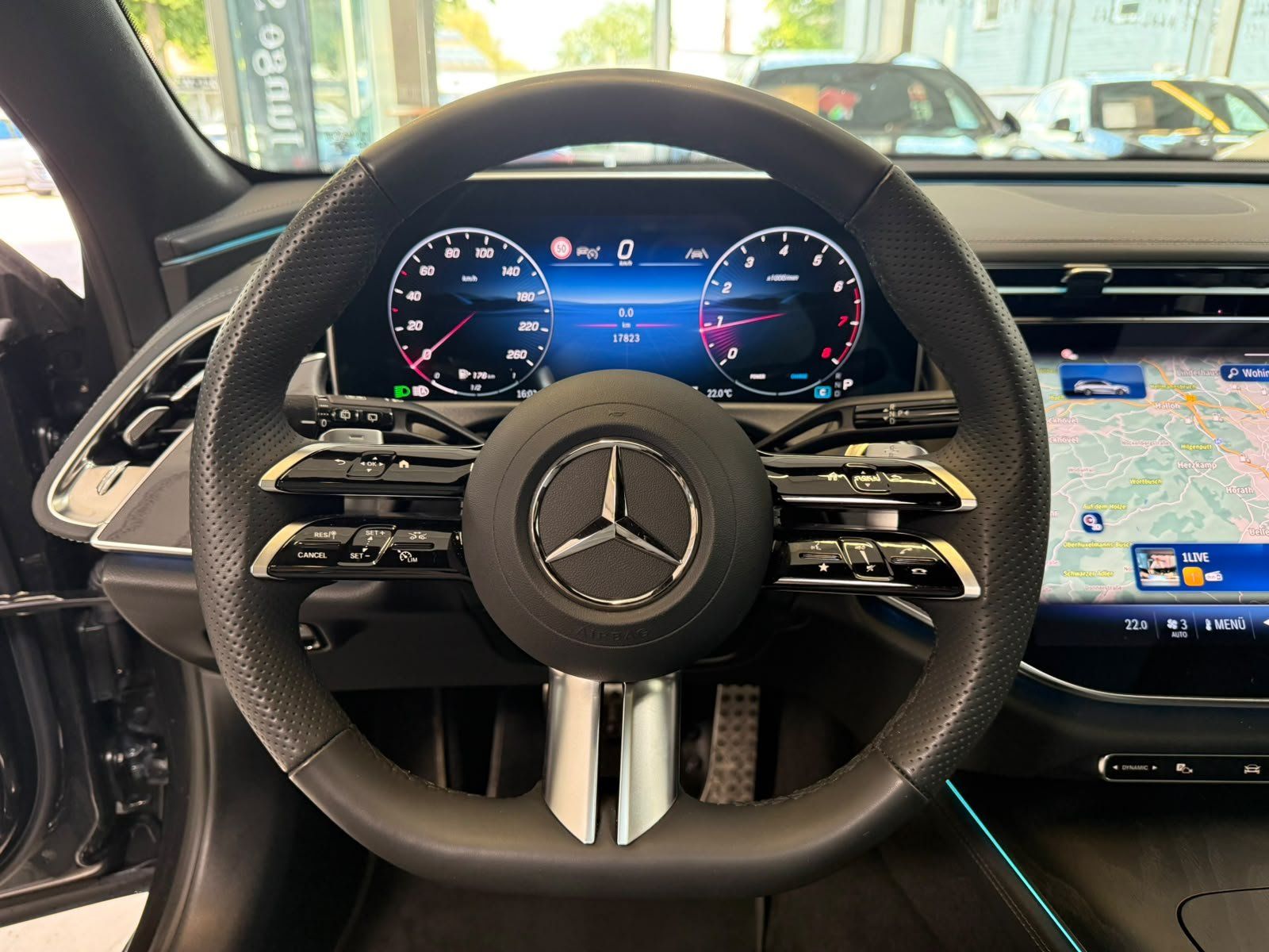 Fahrzeugabbildung Mercedes-Benz E 200 T AMG ADVANCED PANO+AHK+NIGHT+GRAPHIT+19"