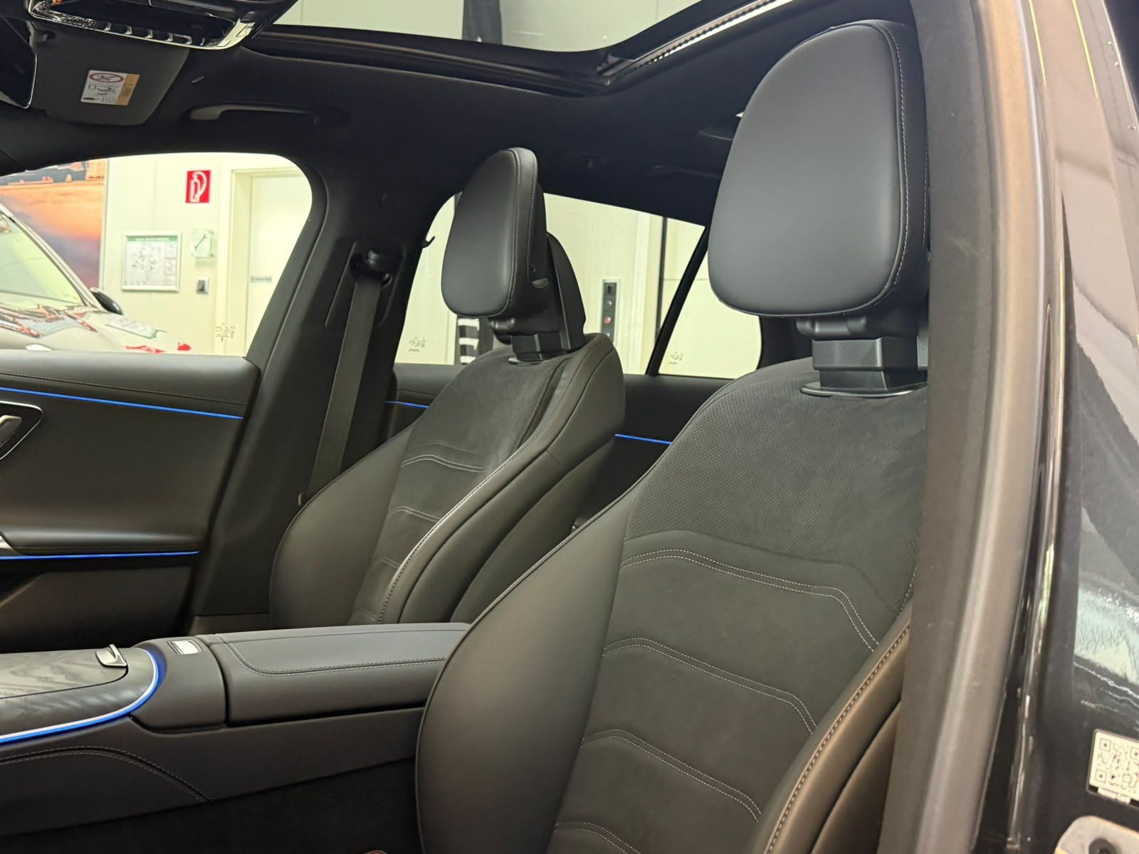 Fahrzeugabbildung Mercedes-Benz E 200 T AMG ADVANCED PANO+AHK+NIGHT+GRAPHIT+19"