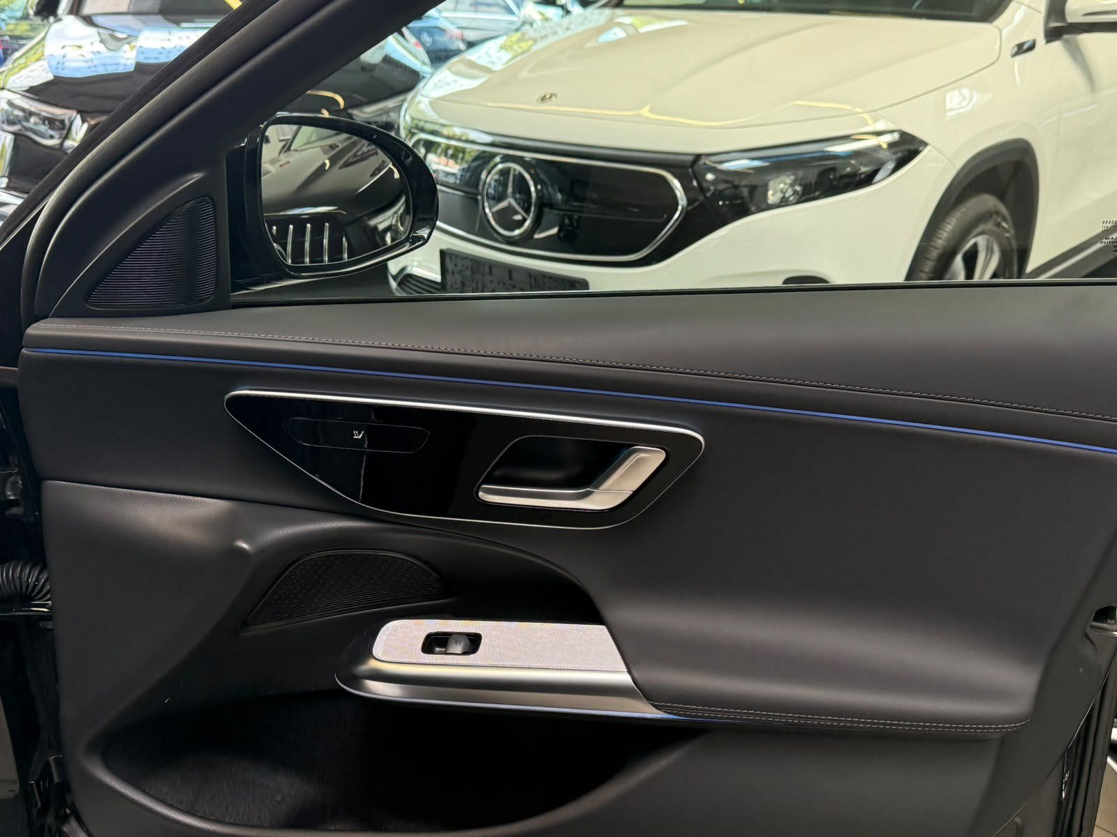 Fahrzeugabbildung Mercedes-Benz E 200 T AMG ADVANCED PANO+AHK+NIGHT+GRAPHIT+19"