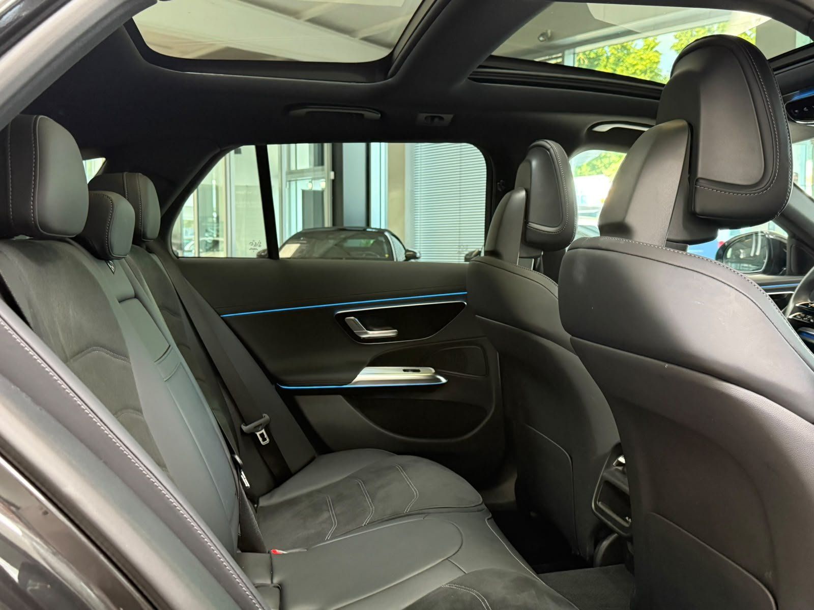 Fahrzeugabbildung Mercedes-Benz E 200 T AMG ADVANCED PANO+AHK+NIGHT+GRAPHIT+19"