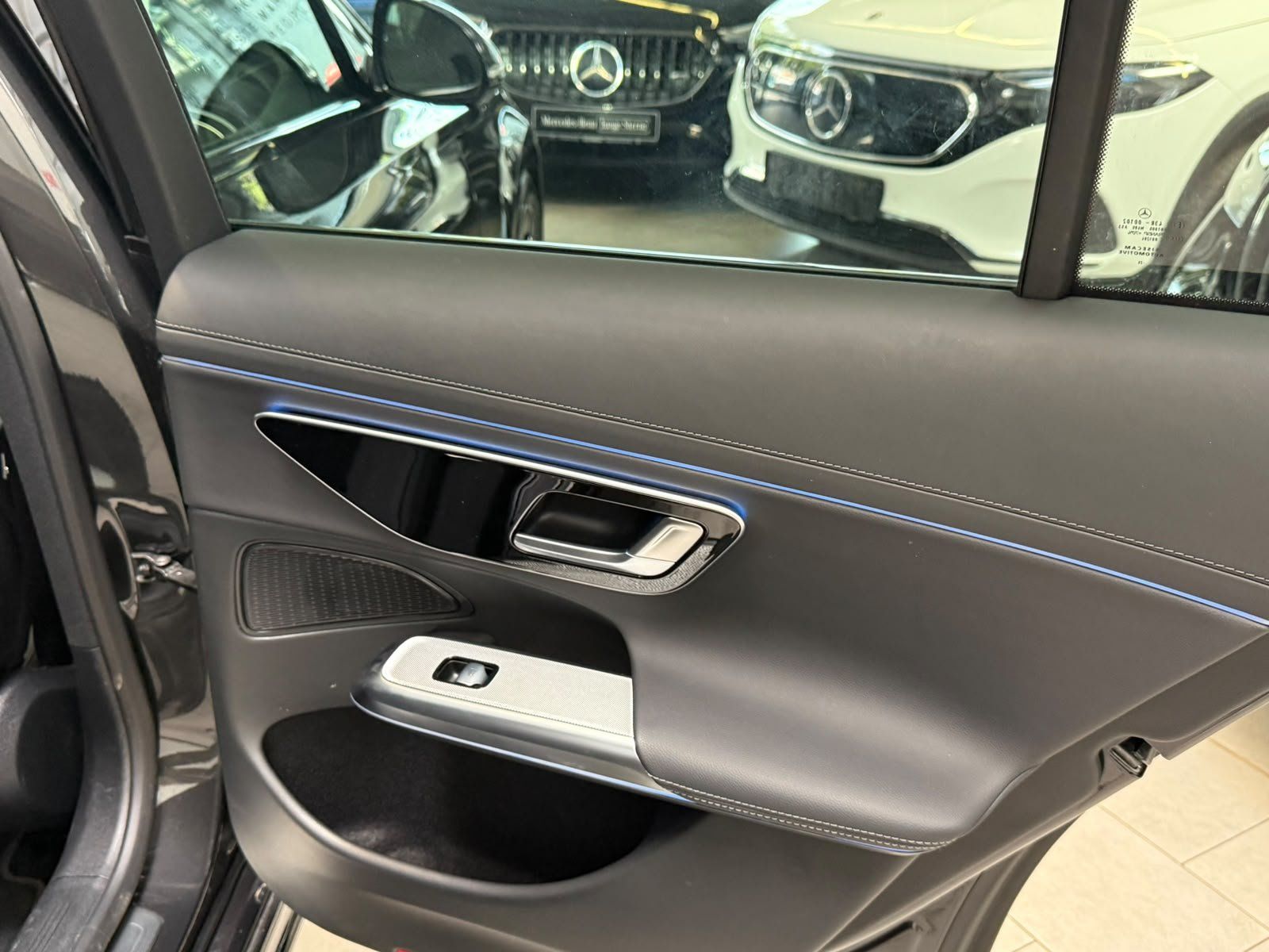 Fahrzeugabbildung Mercedes-Benz E 200 T AMG ADVANCED PANO+AHK+NIGHT+GRAPHIT+19"