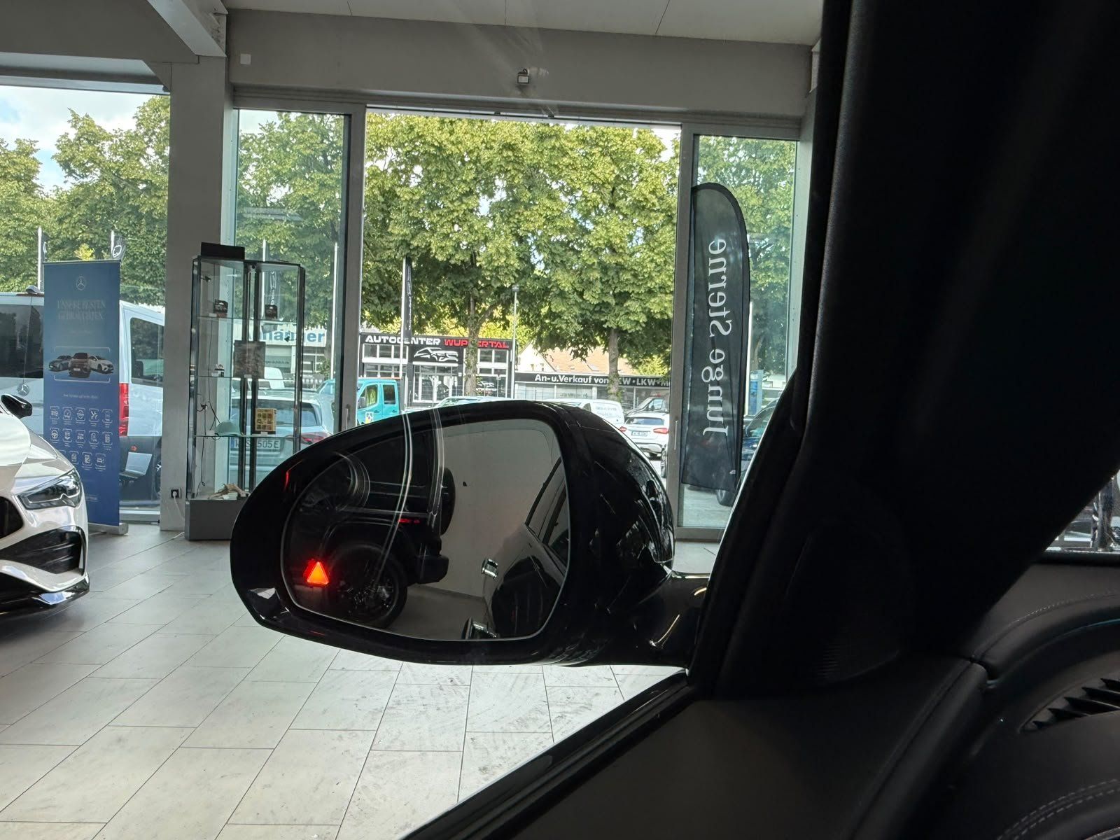 Fahrzeugabbildung Mercedes-Benz E 200 T AMG ADVANCED PANO+AHK+NIGHT+GRAPHIT+19"