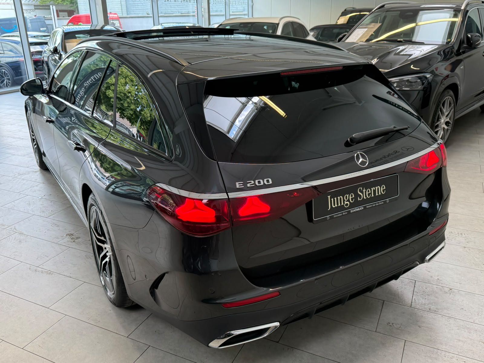 Fahrzeugabbildung Mercedes-Benz E 200 T AMG ADVANCED PANO+AHK+NIGHT+GRAPHIT+19"