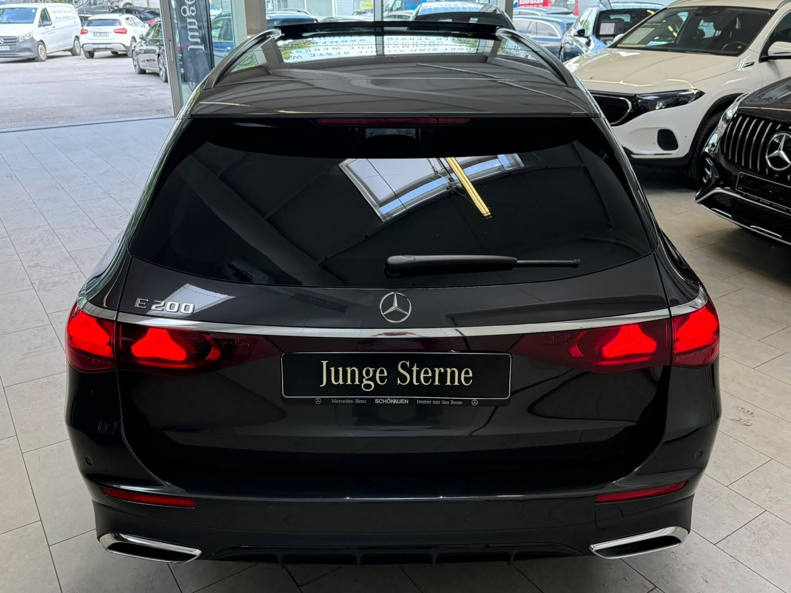 Fahrzeugabbildung Mercedes-Benz E 200 T AMG ADVANCED PANO+AHK+NIGHT+GRAPHIT+19"