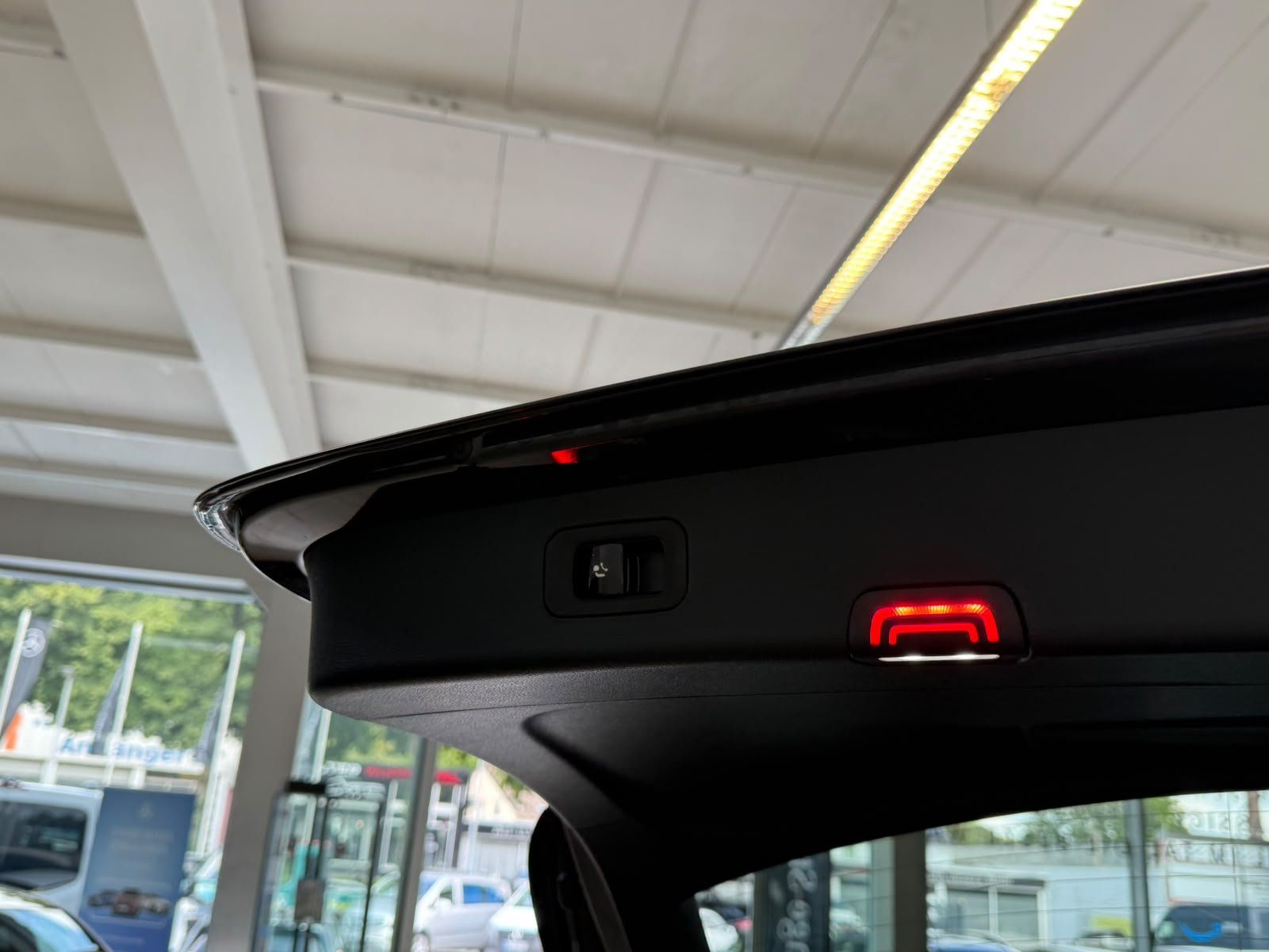 Fahrzeugabbildung Mercedes-Benz E 200 T AMG ADVANCED PANO+AHK+NIGHT+GRAPHIT+19"