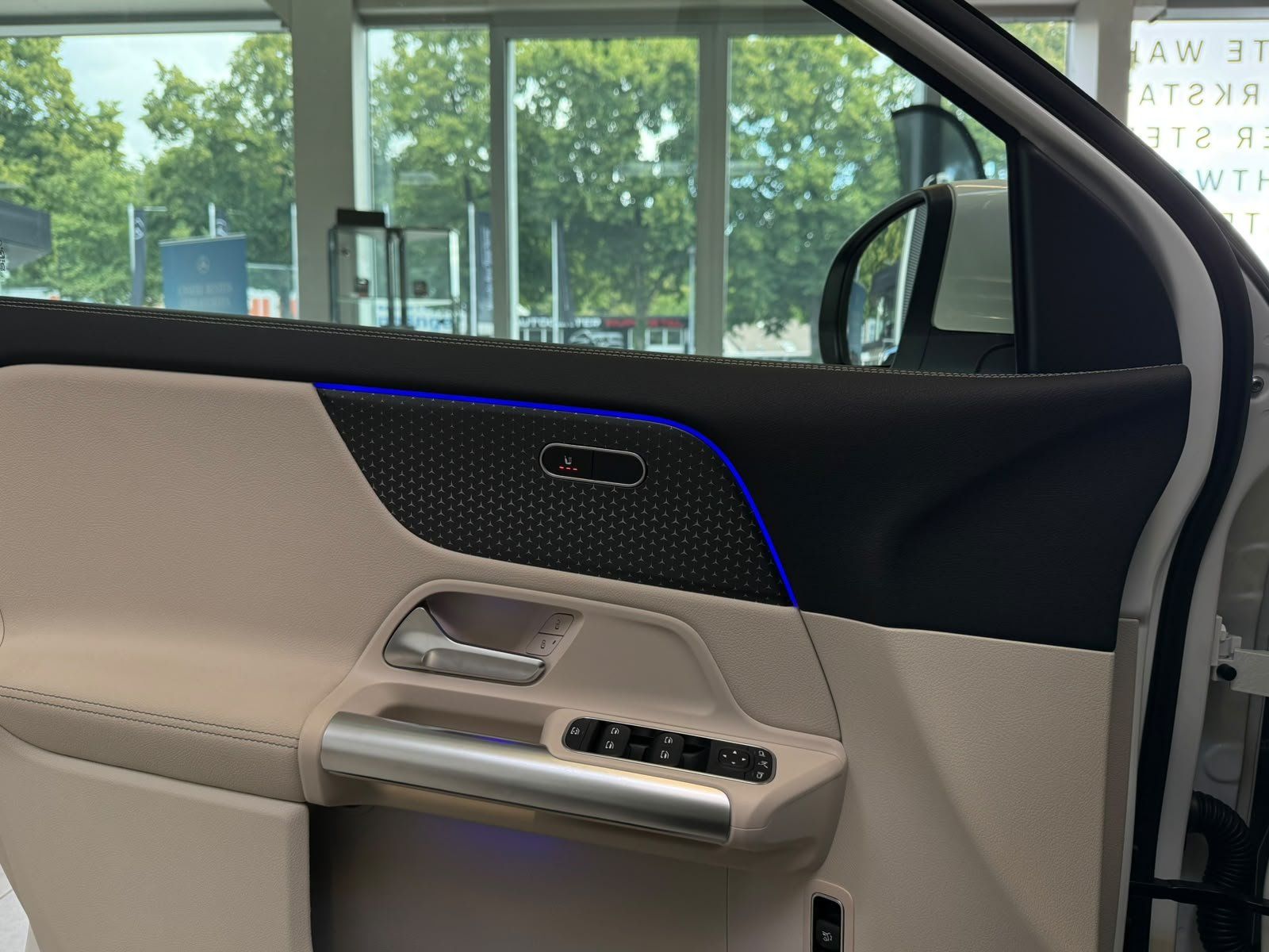 Fahrzeugabbildung Mercedes-Benz EQA 250+ PROGRESSIVE ADV.PLUS+DISTR+PANO+FAP+AHK