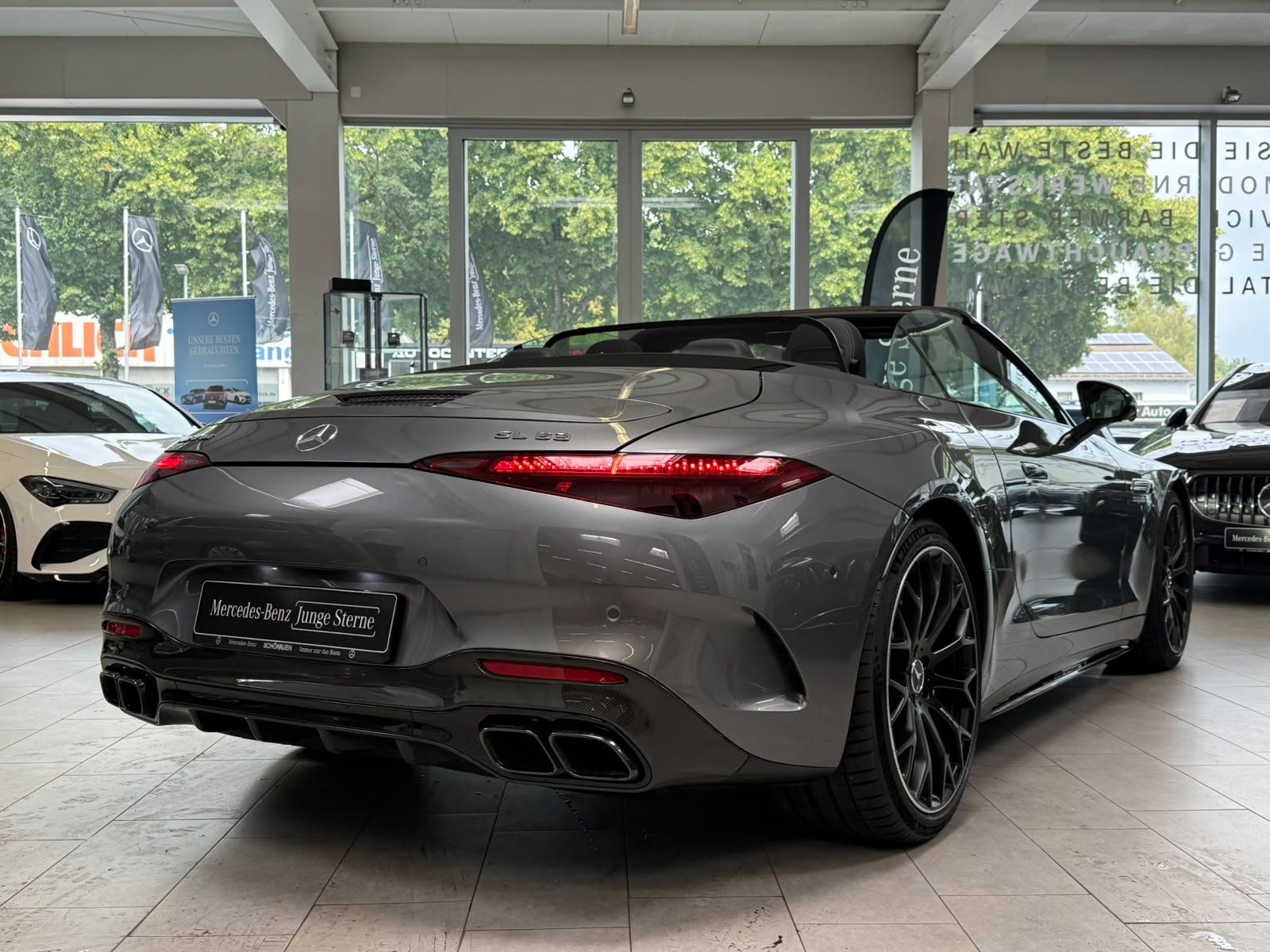 Fahrzeugabbildung Mercedes-Benz SL 63 4M+ CARBON+PERF+BURM+DISTR+DIGITAL+MEMORY