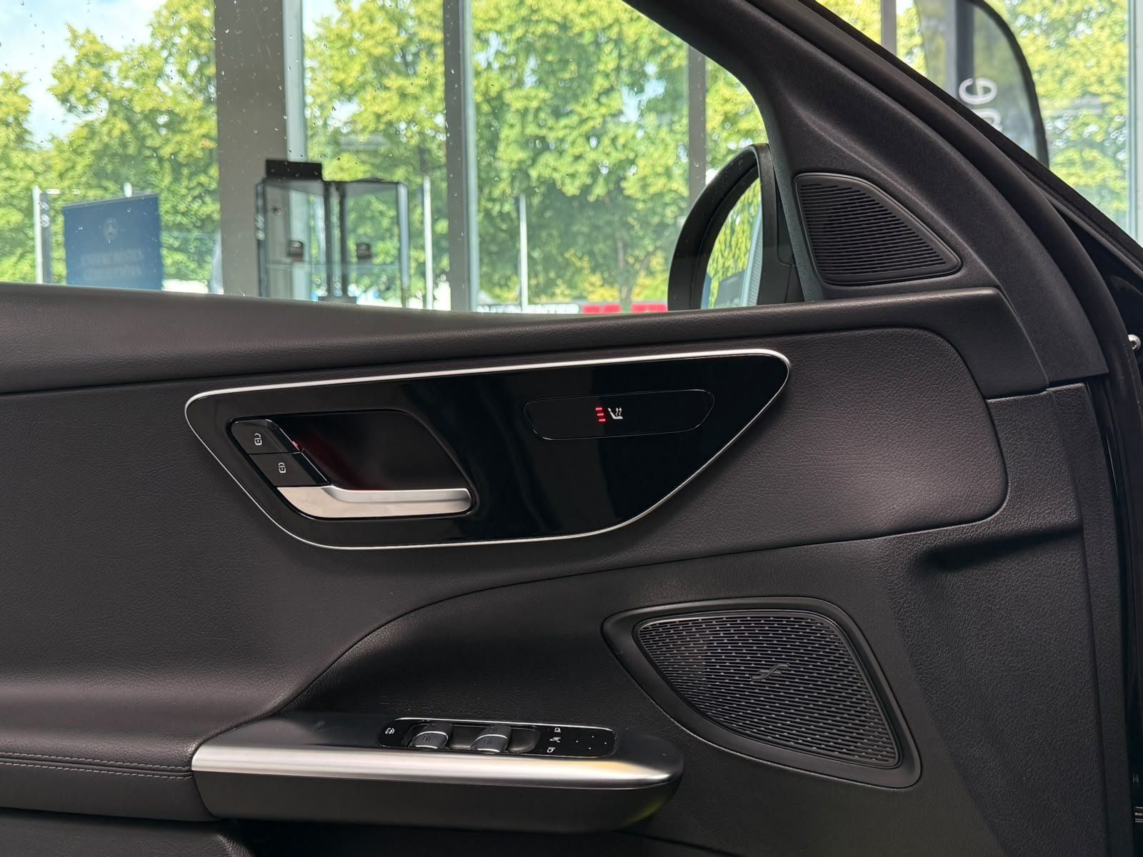 Fahrzeugabbildung Mercedes-Benz C 300 e T AVANTGARDE+DISTR+AHK+KAMERA+KEYLESS