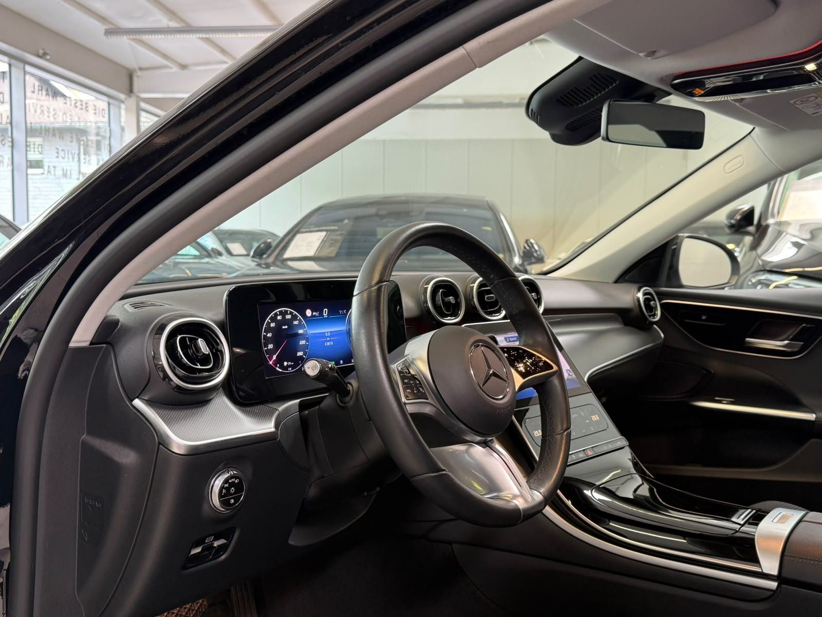 Fahrzeugabbildung Mercedes-Benz C 300 e T AVANTGARDE+DISTR+AHK+KAMERA+KEYLESS