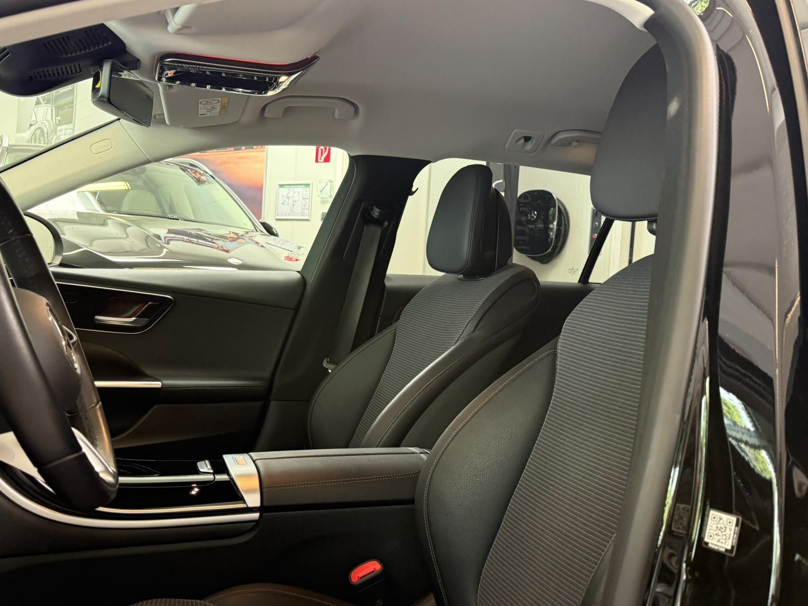 Fahrzeugabbildung Mercedes-Benz C 300 e T AVANTGARDE+DISTR+AHK+KAMERA+KEYLESS