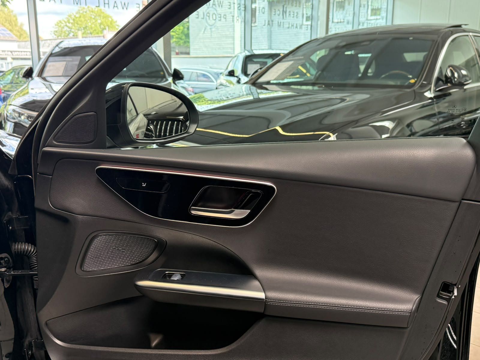 Fahrzeugabbildung Mercedes-Benz C 300 e T AVANTGARDE+DISTR+AHK+KAMERA+KEYLESS