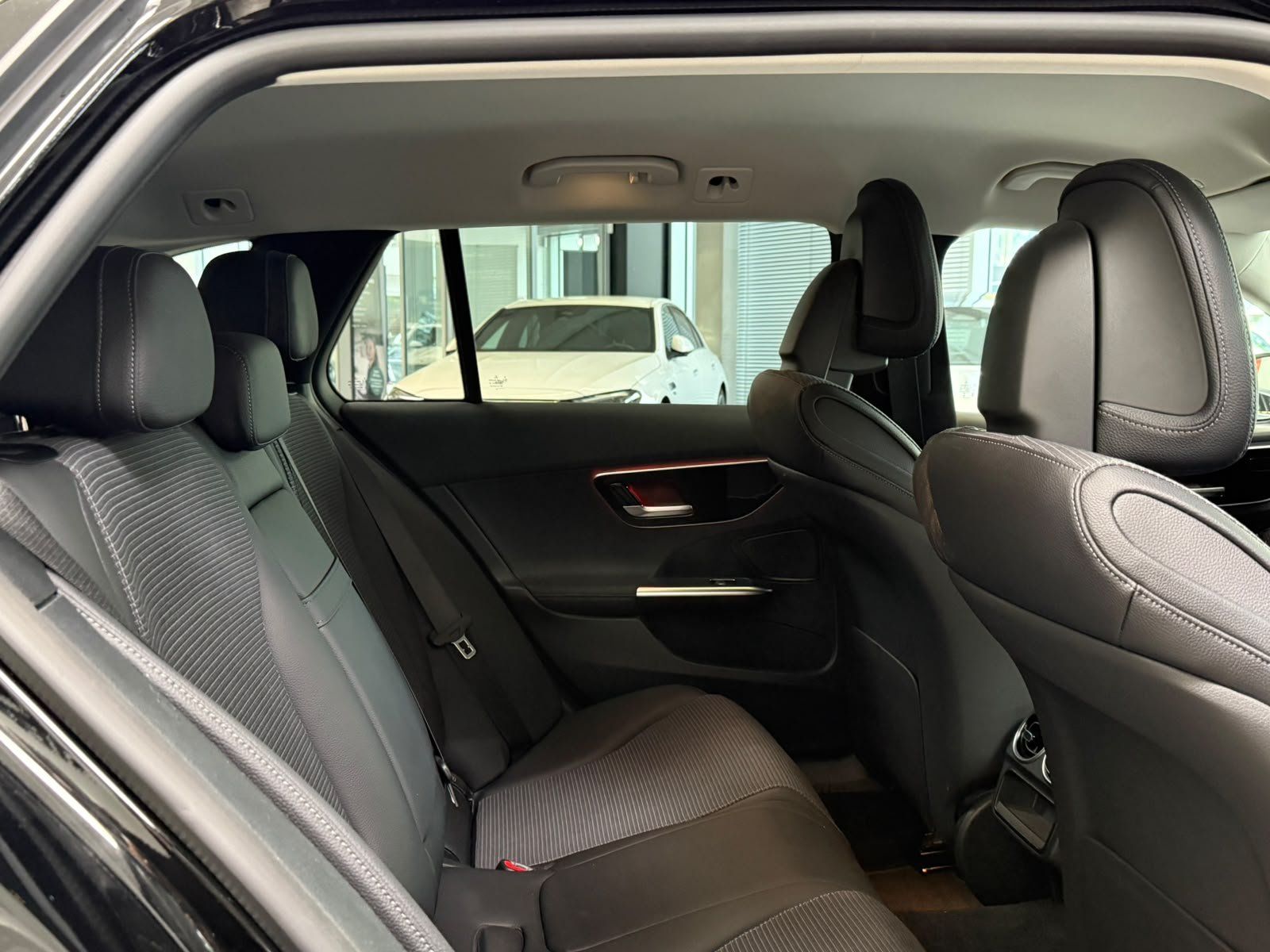 Fahrzeugabbildung Mercedes-Benz C 300 e T AVANTGARDE+DISTR+AHK+KAMERA+KEYLESS