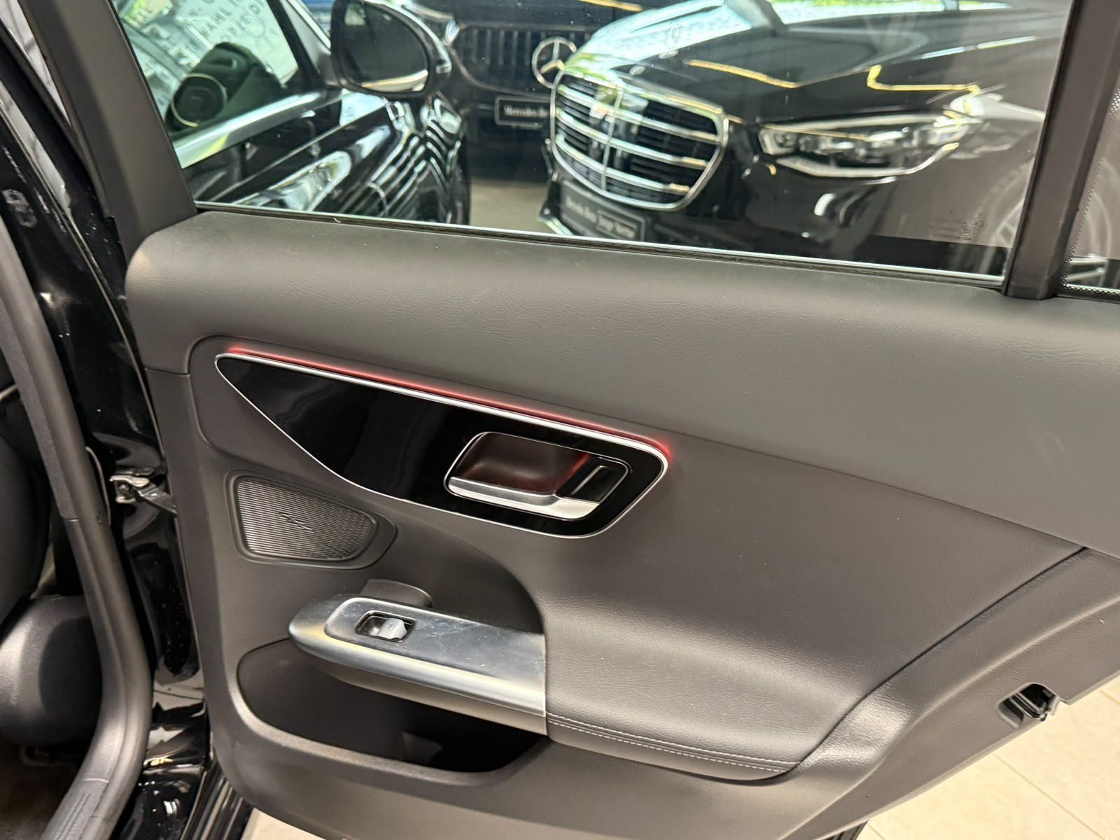 Fahrzeugabbildung Mercedes-Benz C 300 e T AVANTGARDE+DISTR+AHK+KAMERA+KEYLESS