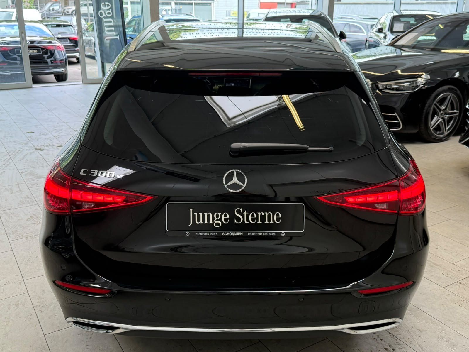 Fahrzeugabbildung Mercedes-Benz C 300 e T AVANTGARDE+DISTR+AHK+KAMERA+KEYLESS