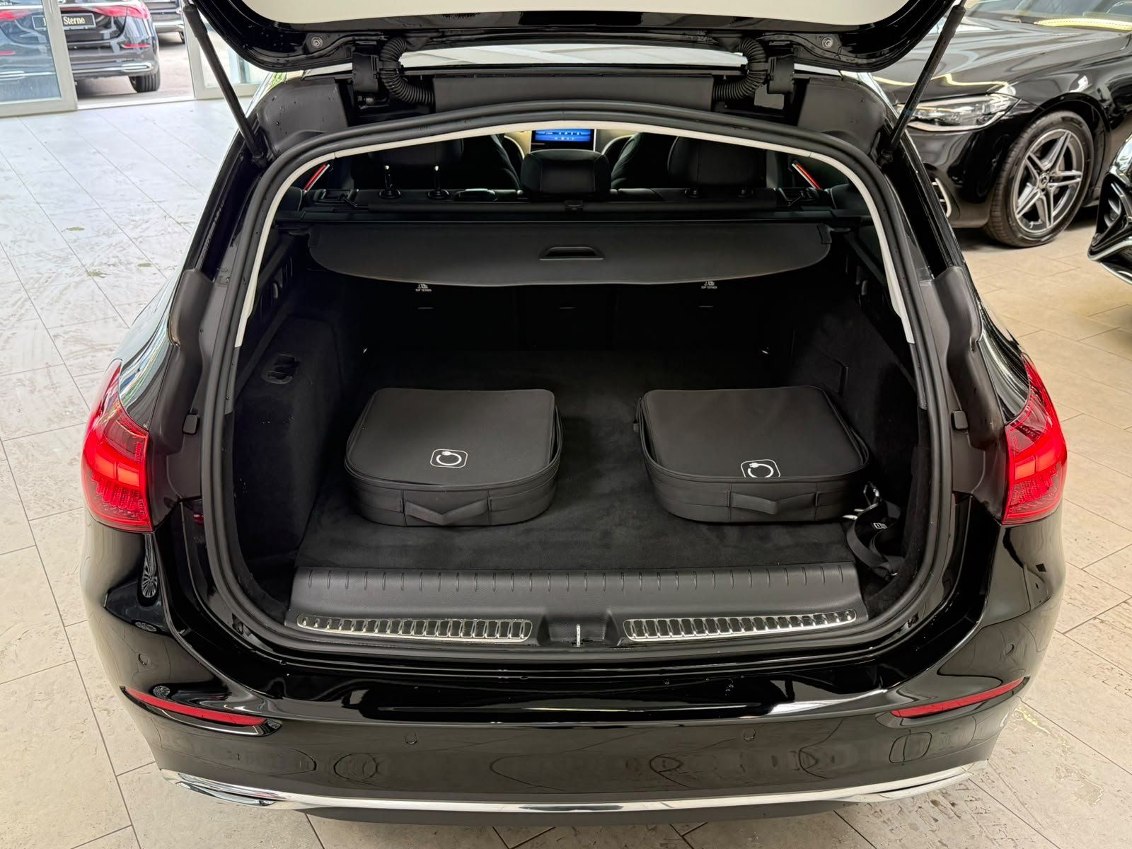 Fahrzeugabbildung Mercedes-Benz C 300 e T AVANTGARDE+DISTR+AHK+KAMERA+KEYLESS