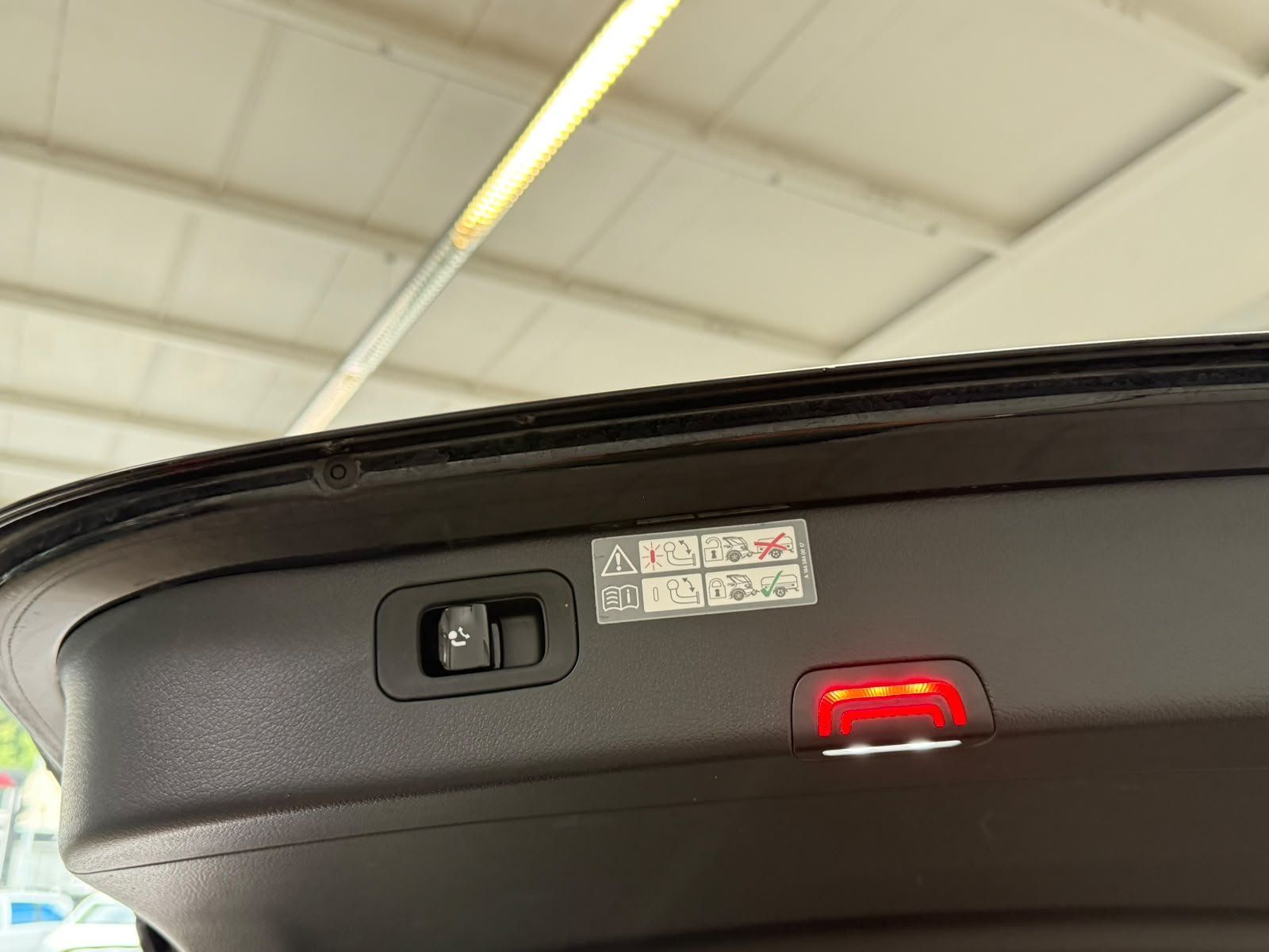Fahrzeugabbildung Mercedes-Benz C 300 e T AVANTGARDE+DISTR+AHK+KAMERA+KEYLESS