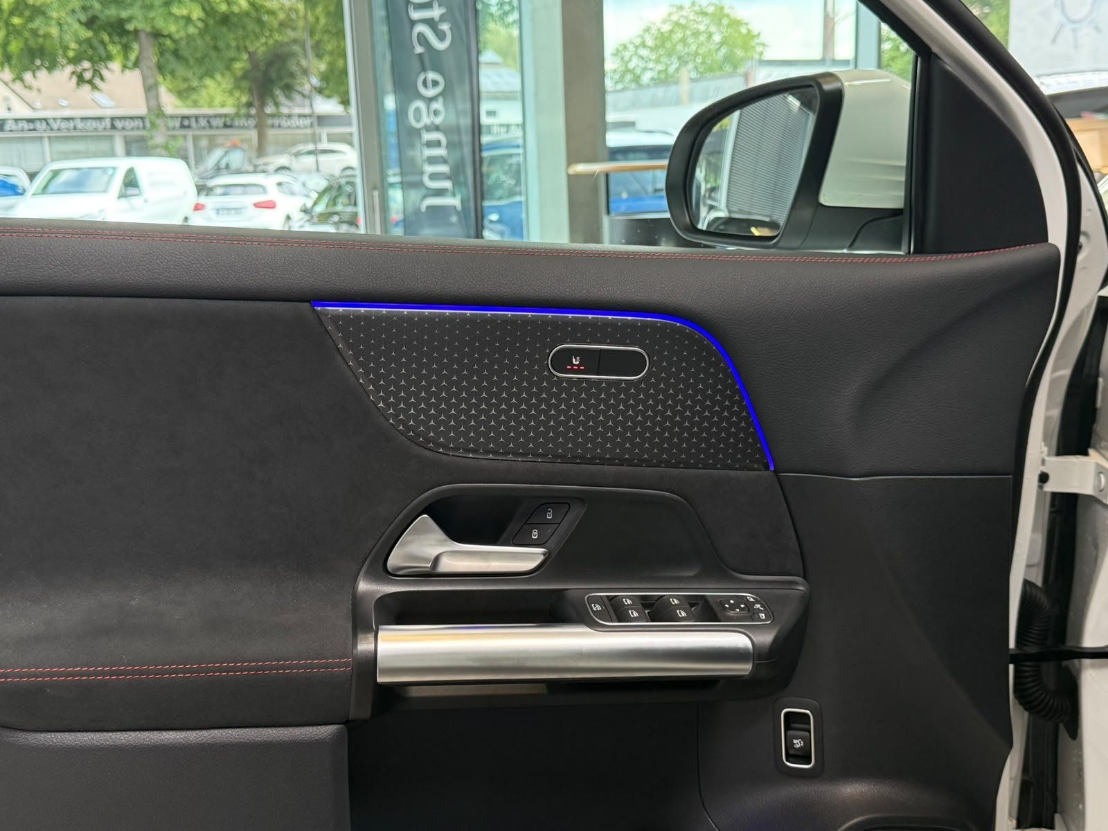 Fahrzeugabbildung Mercedes-Benz EQA 250 AMG ADV.+DISTR+360+AHK+TOTW+AMBIENTE+18"