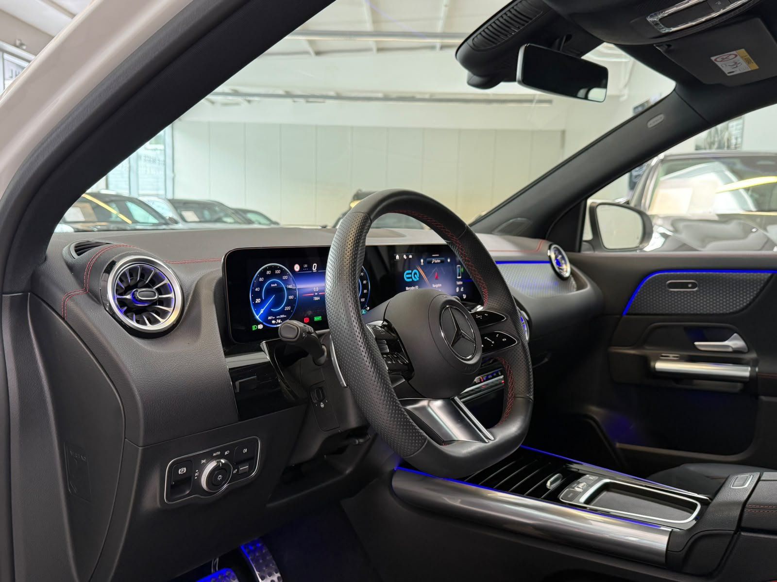 Fahrzeugabbildung Mercedes-Benz EQA 250 AMG ADV.+DISTR+360+AHK+TOTW+AMBIENTE+18"